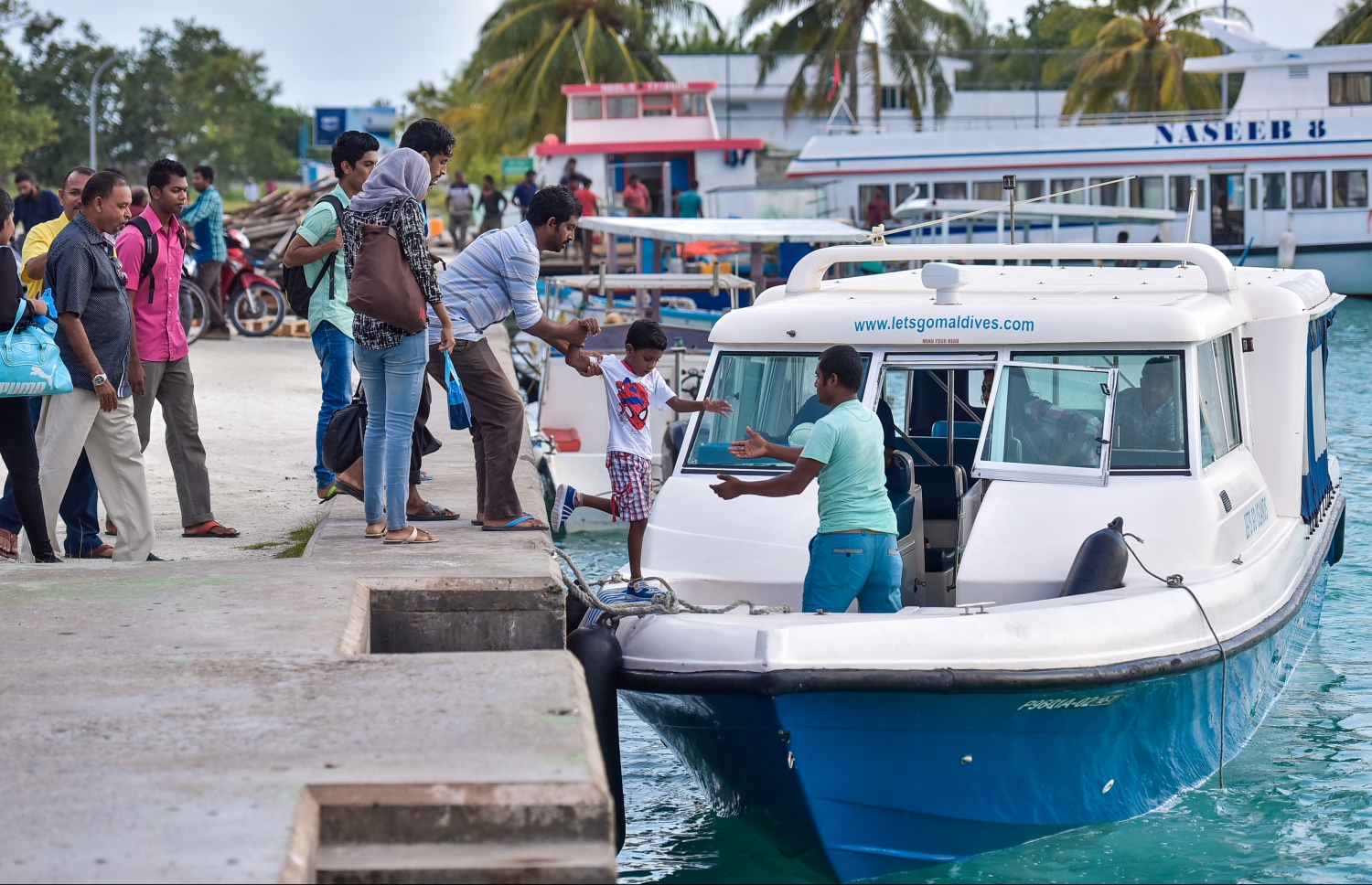 ހިންމަފުށީ ބަނދަރުގައި އޮތް ލޯންޗަކަށް މީހުން އަރުވަނީ. - ފޮޓޯ: ފޮޓޯ: ނިޝާން އަލީ/ މިހާރު