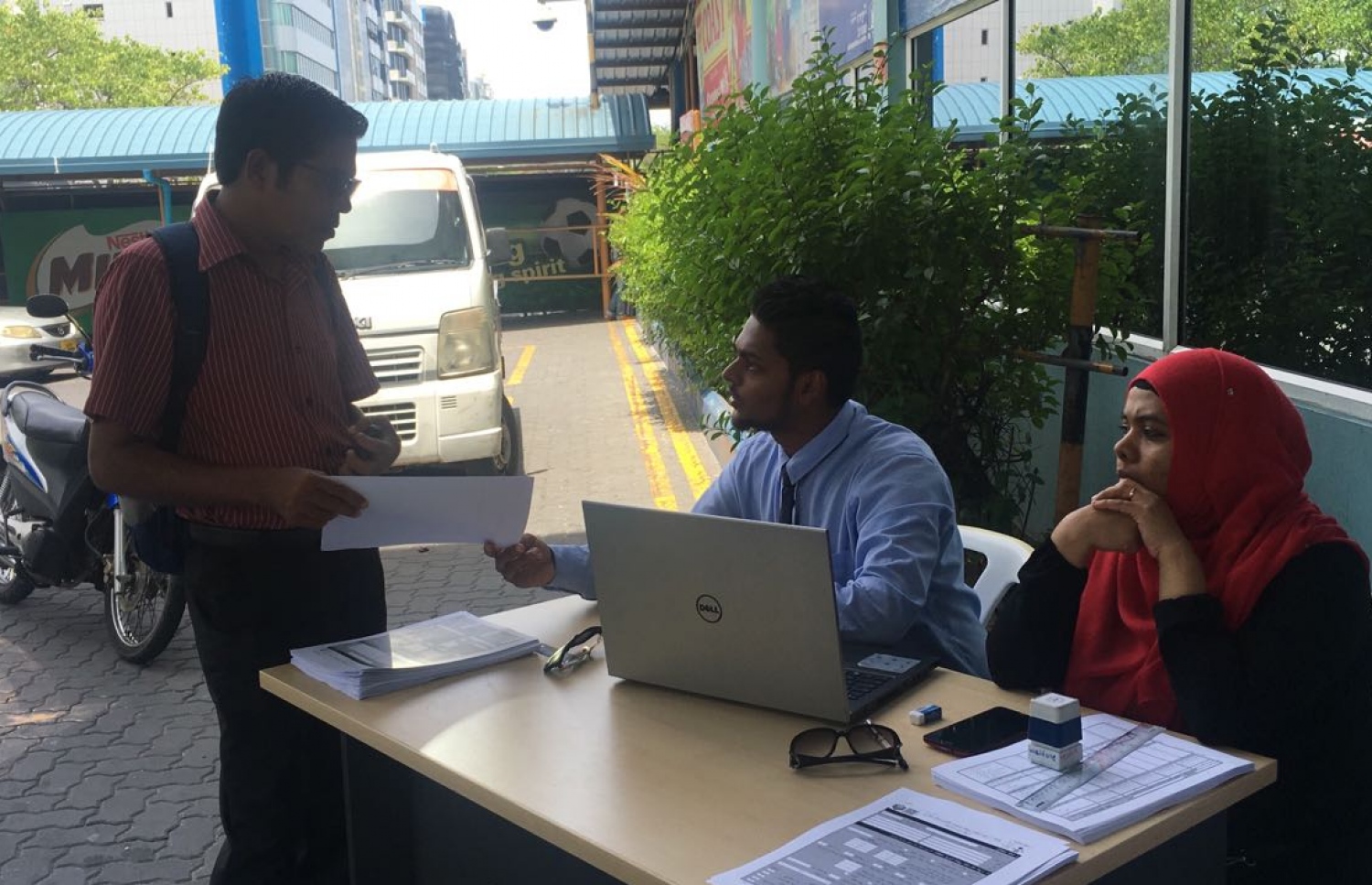 ކާޑުގެ ބާވަތްތަކުގެ ސަބްސިޑީ ފޯމް ބަލައިގަތުމުގެ މަސައްކަތް މިއަދު ހުޅުމާލޭ ފެރީ ޓާމިނަލްގައި ކުރިއަށް ދަނީ -- ފޮޓޯ: މިހާރު