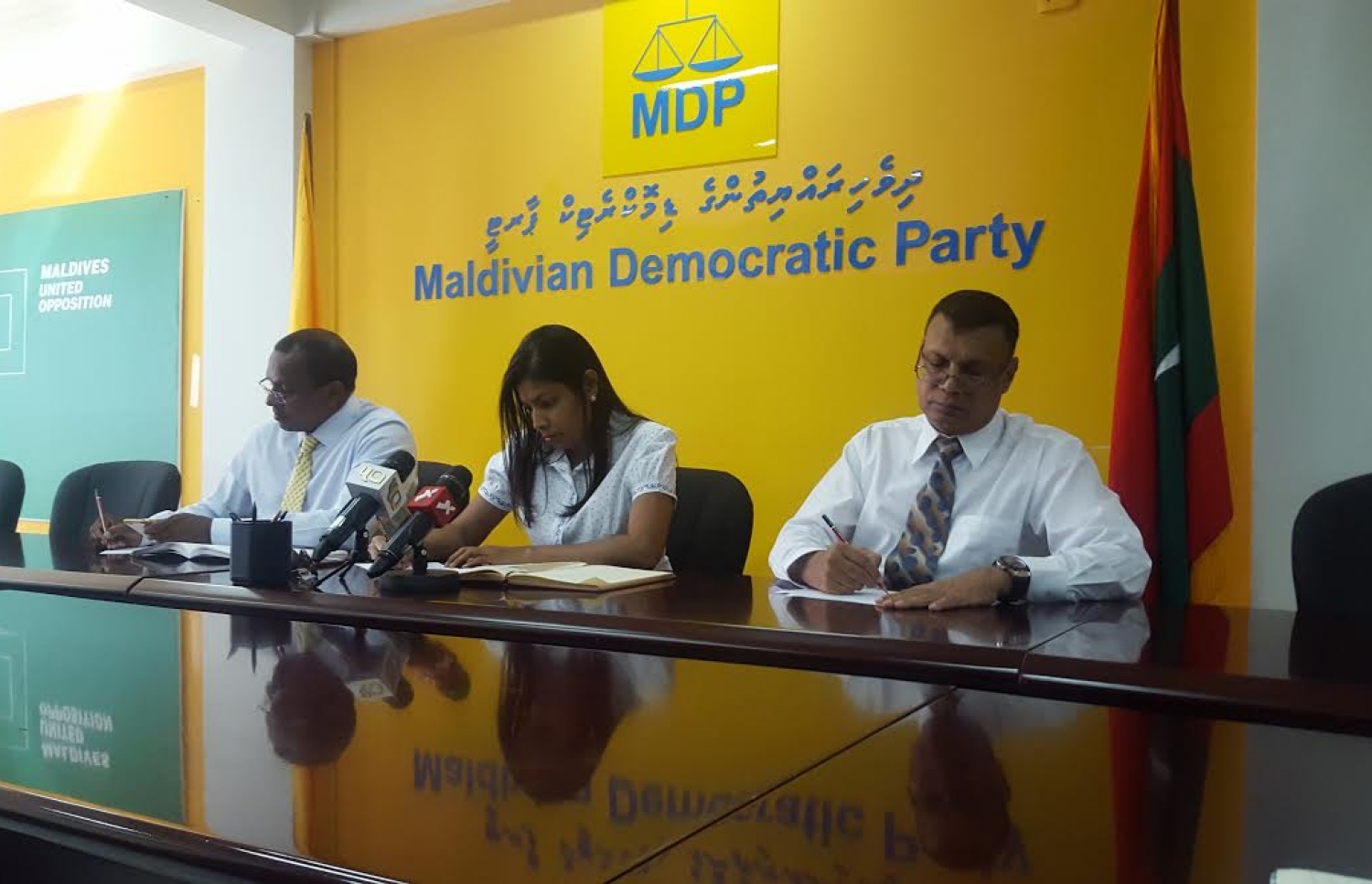 އެމްޑީޕީން މިއަދު ބޭއްވި ނޫސްވެރިންގެ ބައްދަލުވުމުގައި (ކ-ވ) ޝަރީފް، ރޮޒެއިނާ އަދި ފަލާހު ބައިވެރިވެވަޑައިގަންނަވަނީ-- ފޮޓޯ: އާސިމާ ނިޒާރު/މިހާރު