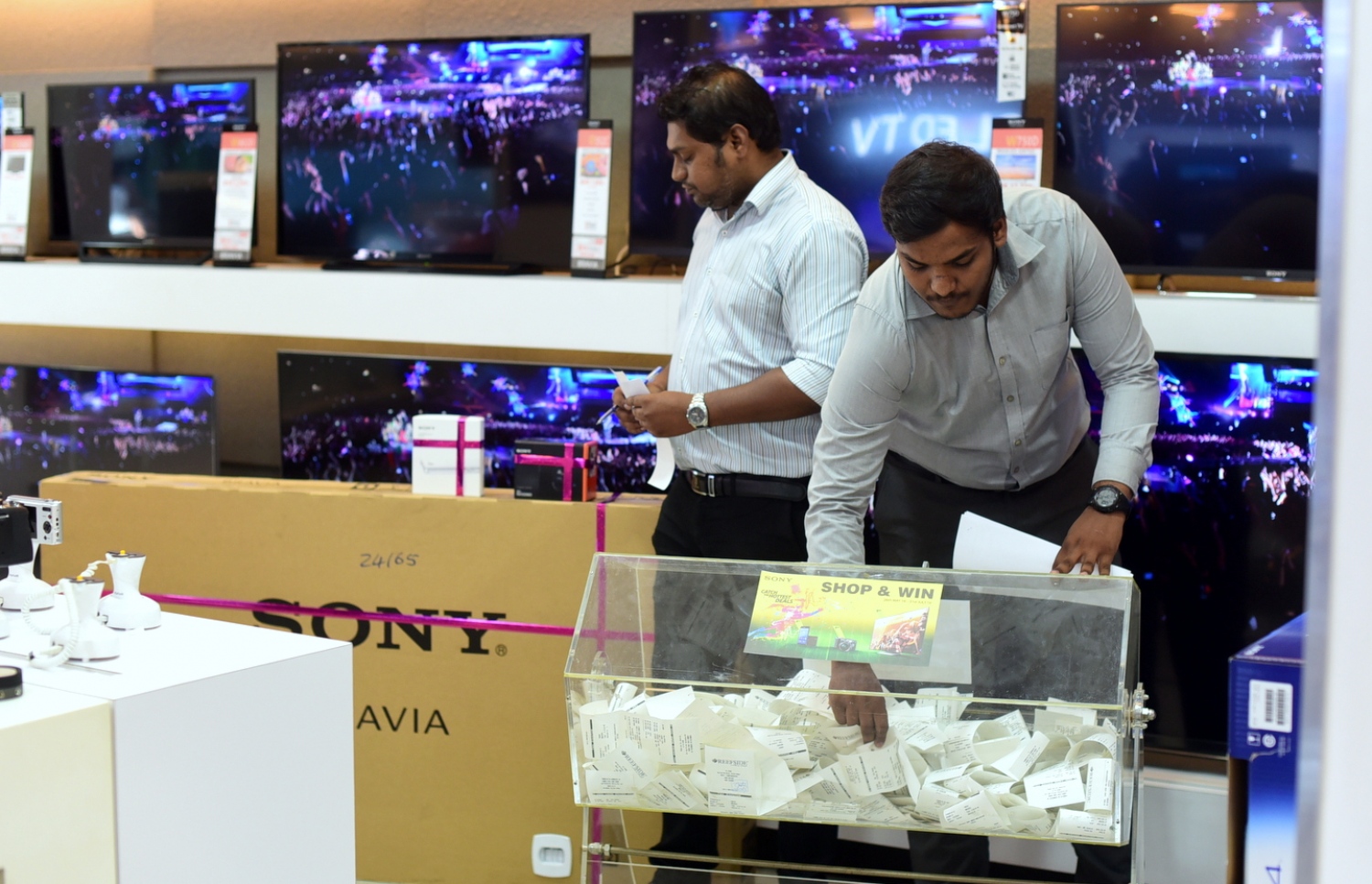 ރީފްސައިޑް ރޯދަ ޕްރޮމޯޝަންގެ ނަސީބުވެރިން ހޮވުމަށް މިއަދު ބޭއްވި ރަސްމިއްޔާތުގައި ގުރު ނަގަން ތައްޔާރުވަނީ.-- ފޮޓޯ: ހުސެއިން ޝަޔާހު/މިހާރު