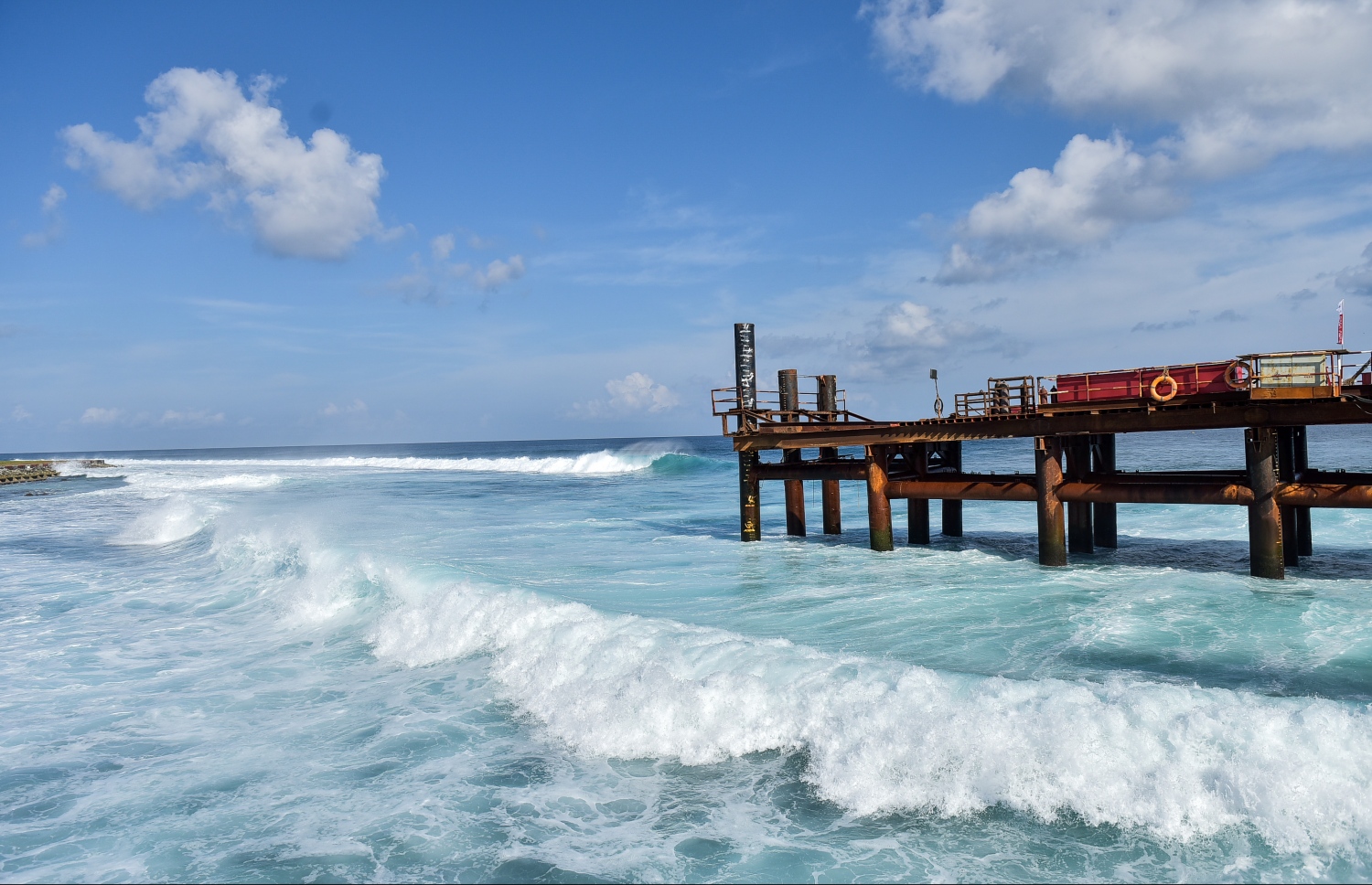 މާލެ: އޮކްޓޯބަރު 3، 2016: މާލެ-ހުޅުލޭ ބްރިޖުގެ މަސައްކަތް ކުރާ ހުޅުލޭ ސައިޓް: ބްރިޖު އަޅާ ޗައިނާގެ ސީސީސީސީ ކުންފުނިން ވަނީ ހުޅުލޭ ކޮޅުން ބްރިޖުގެ މައި ތަނބުގެ ހަތް ހޮޅި ކަނޑު އަޑިއަށް ފައްތާފައި. އޭގެ ތެރެއިން ތިން ހޮޅިއަކަށް ވަނީ ކޮންކްރީޓް ވެސް އަޅާފައި ކަމަށް ހައުސިން މިނިސްޓްރީން ބުނޭ.--- ފޮޓޯ: ނިޝާން އަލީ/މިހާރު