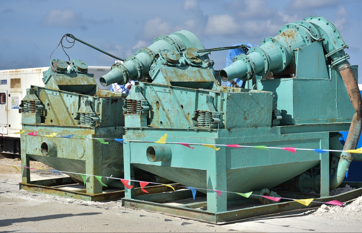 މާލެ: އޮކްޓޯބަރު 3، 2016: މާލެ-ހުޅުލޭ ބްރިޖުގެ މަސައްކަތް ކުރާ ހުޅުލޭ ސައިޓް: ބްރިޖު އަޅާ ޗައިނާގެ ސީސީސީސީ ކުންފުނިން ވަނީ ހުޅުލޭ ކޮޅުން ބްރިޖުގެ މައި ތަނބުގެ ހަތް ހޮޅި ކަނޑު އަޑިއަށް ފައްތާފައި. އޭގެ ތެރެއިން ތިން ހޮޅިއަކަށް ވަނީ ކޮންކްރީޓް ވެސް އަޅާފައި ކަމަށް ހައުސިން މިނިސްޓްރީން ބުނޭ.--- ފޮޓޯ: ނިޝާން އަލީ/މިހާރު