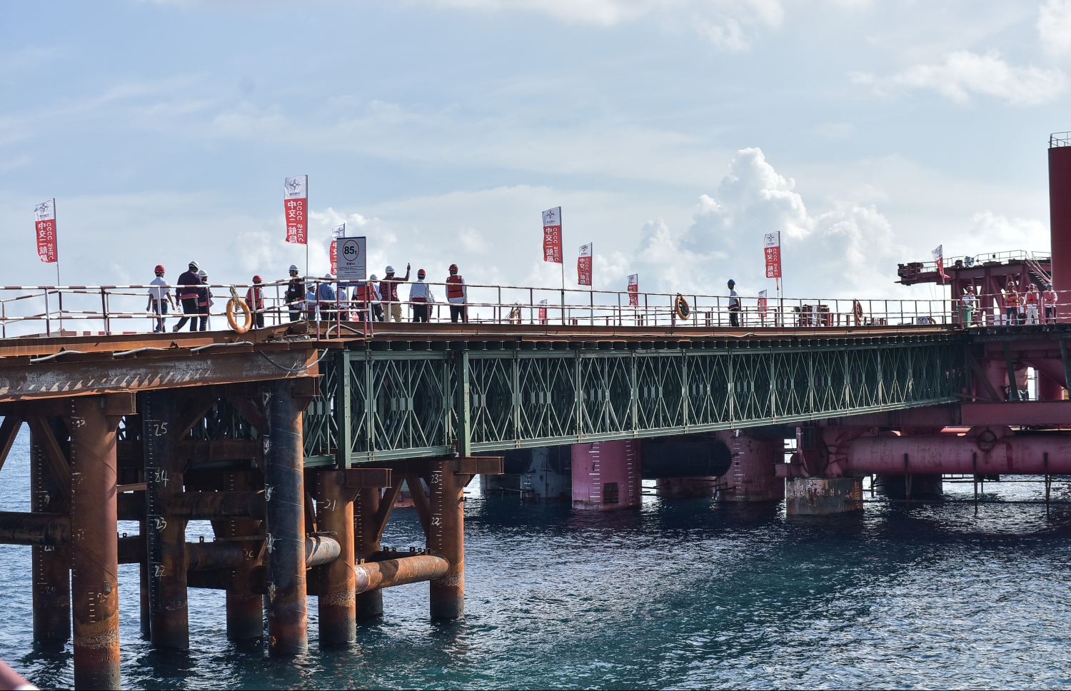 މާލެ: އޮކްޓޯބަރު 3، 2016: މާލެ-ހުޅުލޭ ބްރިޖުގެ މަސައްކަތް ކުރާ ޕްލެޓްފޯމް: ބްރިޖު އަޅާ ޗައިނާގެ ސީސީސީސީ ކުންފުނިން ވަނީ ހުޅުލޭ ކޮޅުން ބްރިޖުގެ މައި ތަނބުގެ ހަތް ހޮޅި ކަނޑު އަޑިއަށް ފައްތާފައި. އޭގެ ތެރެއިން ތިން ހޮޅިއަކަށް ވަނީ ކޮންކްރީޓް ވެސް އަޅާފައި ކަމަށް ހައުސިން މިނިސްޓްރީން ބުނޭ.--- ފޮޓޯ: ނިޝާން އަލީ/މިހާރު