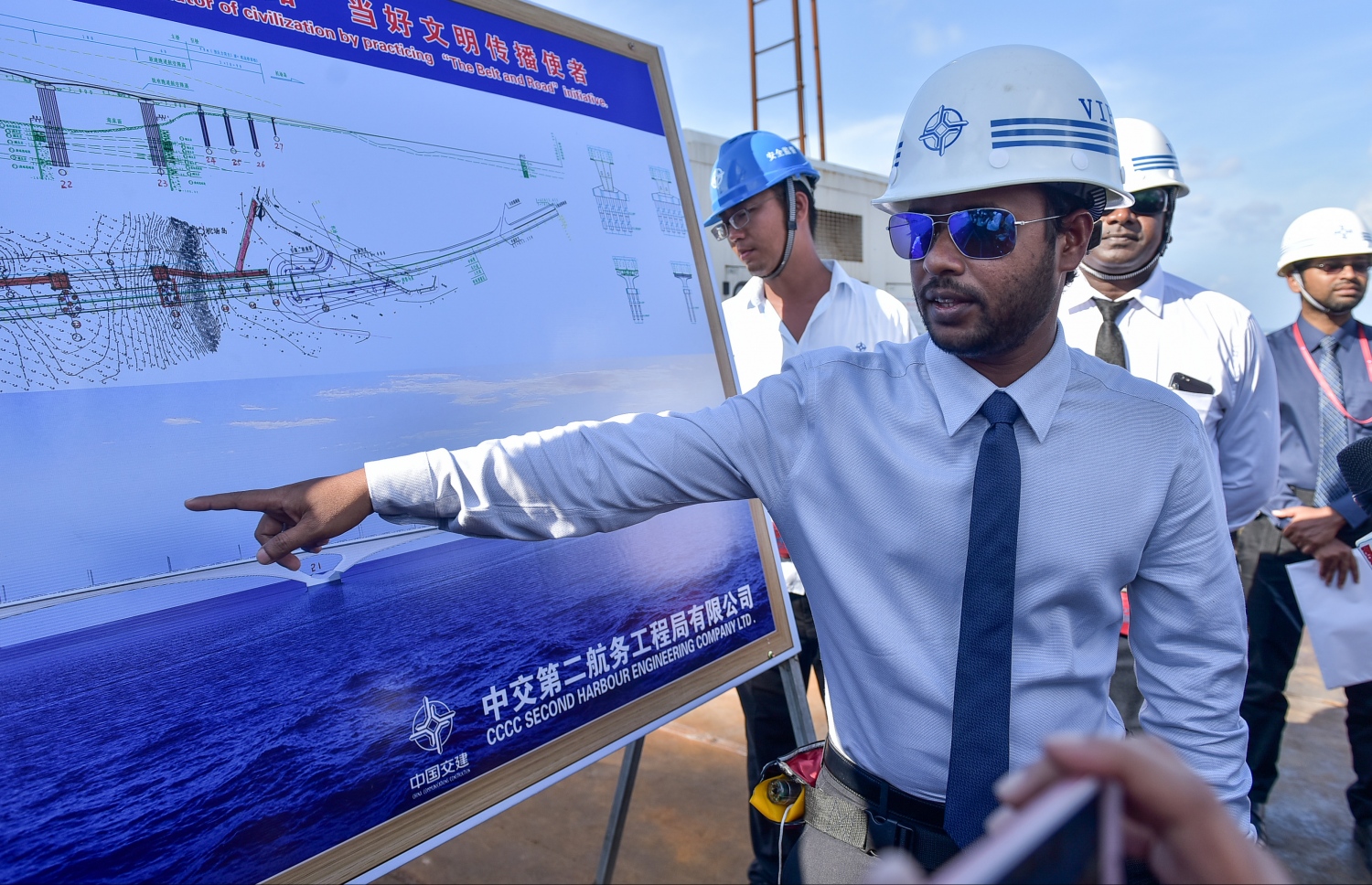 މާލެ: އޮކްޓޯބަރު 3، 2016: މާލެ-ހުޅުލެ ބްރިޖުގެ މަސައްކަތް ކުރިއަށް ގެންދާ ގޮތް ޑެޕިއުޓީ މިނިސްޓަރު އަބްދުﷲ މުއްތަލިބް ބައެއް ވަޒީރުން އަދި ނޫސްވެރިންނާ ހިއްސާ ކުރައްވަނީ: މަސައްކަތް ވަރަށް ބާރު ސްޕީޑުގައި ކުރިއަށް ދާ ކަމަށް އޭނާ ވިދާޅުވި.--- ފޮޓޯ: ނިޝާން އަލީ/މިހާރު