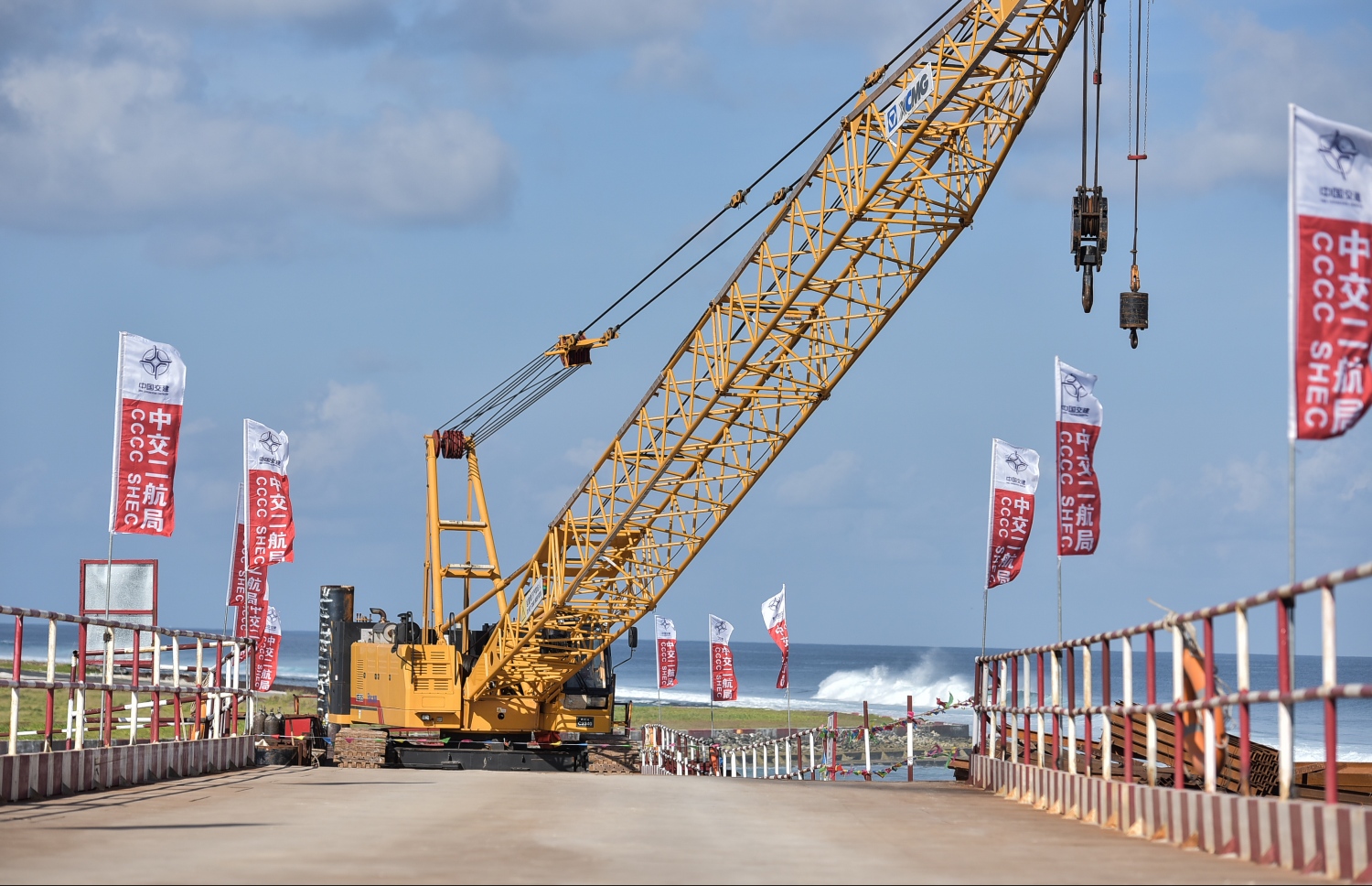 މާލެ: އޮކްޓޯބަރު 3، 2016: މާލެ-ހުޅުލޭ ބްރިޖުގެ މަސައްކަތް ކުރާ ހުޅުލޭ ސައިޓް: ބްރިޖު އަޅާ ޗައިނާގެ ސީސީސީސީ ކުންފުނިން ވަނީ ހުޅުލޭ ކޮޅުން ބްރިޖުގެ މައި ތަނބުގެ ހަތް ހޮޅި ކަނޑު އަޑިއަށް ފައްތާފައި. އޭގެ ތެރެއިން ތިން ހޮޅިއަކަށް ވަނީ ކޮންކްރީޓް ވެސް އަޅާފައި ކަމަށް ހައުސިން މިނިސްޓްރީން ބުނޭ.--- ފޮޓޯ: ނިޝާން އަލީ/މިހާރު