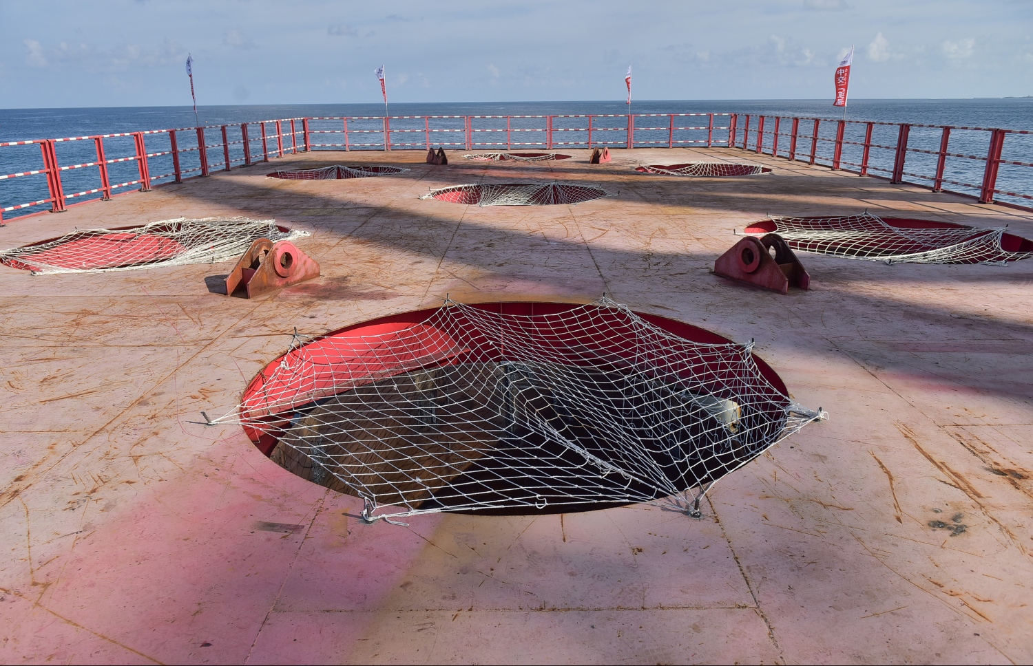 މާލެ: އޮކްޓޯބަރު 3، 2016: މާލެ-ހުޅުލެ ބްރިޖުގެ އެޅުމަށްޓަކައި، ހުޅުލެ ސަރަހައްދުގެ ތަނބެއްގެ ހަތް ހޮޅި ކަނޑު އަޑި އަށް ފައްތާފައި: މީގެ ތެރެއިން ތިން ހޮޅި އަށް މިހާރު ވަނީ ކޮންކްރީޓް ވެސް އަޅާފައި.---ފޮޓޯ: ނިޝާން އަލީ