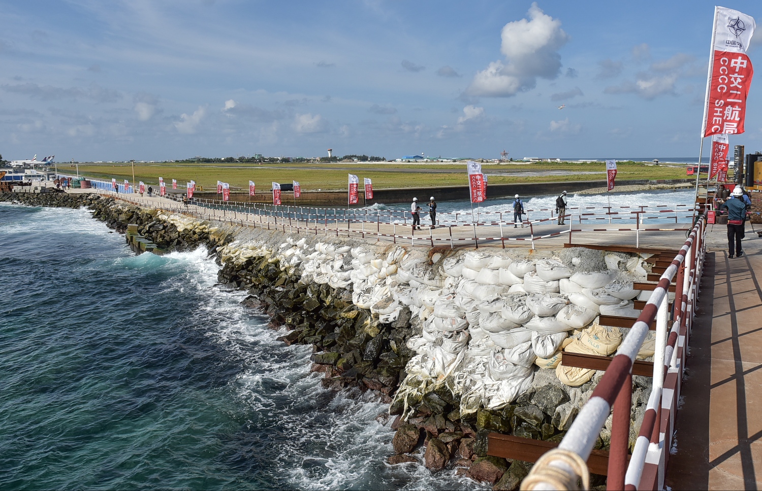 މާލެ: އޮކްޓޯބަރު 3، 2016: މާލެ-ހުޅުލޭ ބްރިޖުގެ މަސައްކަތް ކުރާ ހުޅުލޭ ސައިޓް: ބްރިޖު އަޅާ ޗައިނާގެ ސީސީސީސީ ކުންފުނިން ވަނީ ހުޅުލޭ ކޮޅުން ބްރިޖުގެ މައި ތަނބުގެ ހަތް ހޮޅި ކަނޑު އަޑިއަށް ފައްތާފައި. އޭގެ ތެރެއިން ތިން ހޮޅިއަކަށް ވަނީ ކޮންކްރީޓް ވެސް އަޅާފައި ކަމަށް ހައުސިން މިނިސްޓްރީން ބުނޭ.--- ފޮޓޯ: ނިޝާން އަލީ/މިހާރު