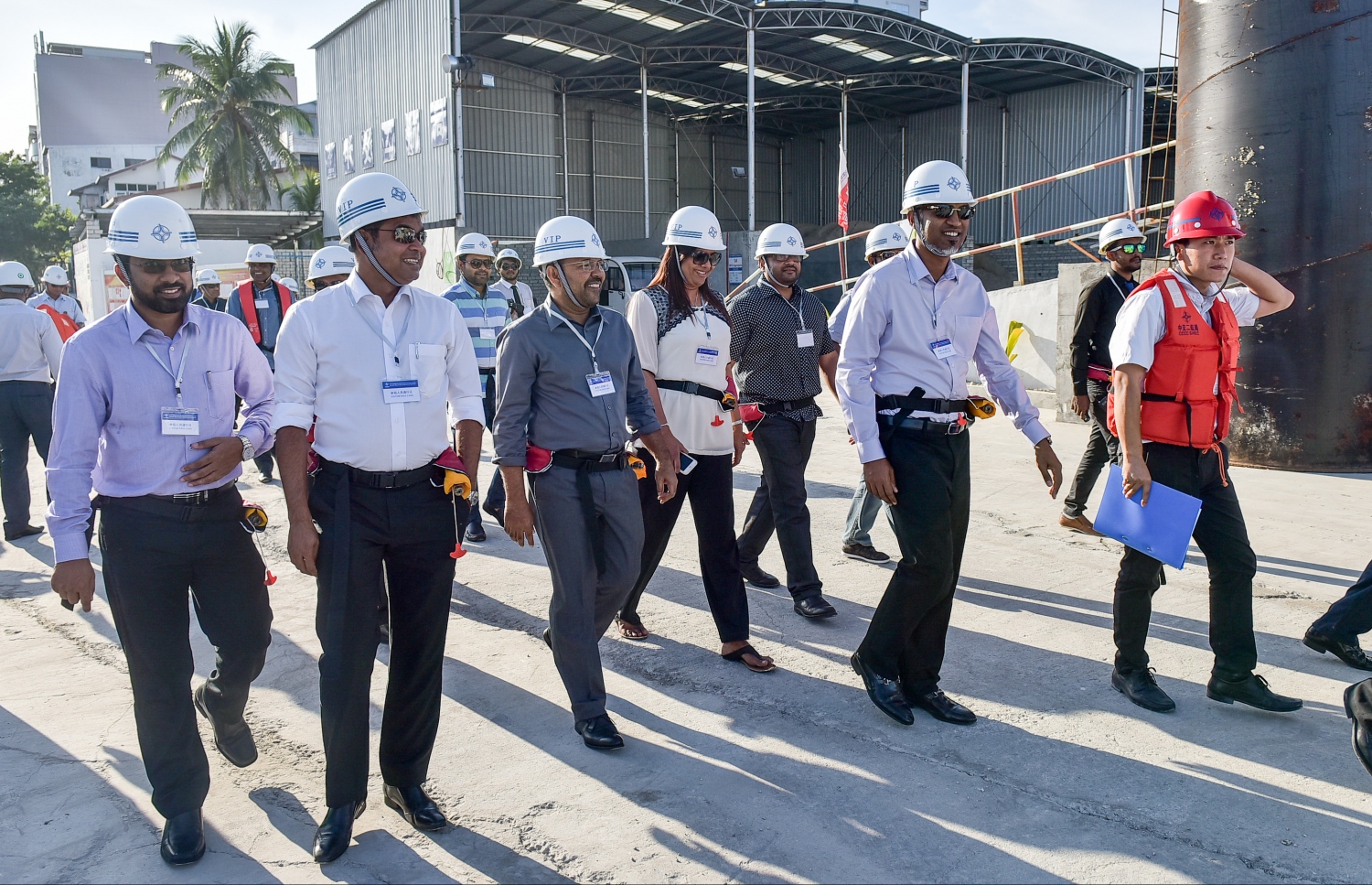 މާލެ: އޮކްޓޯބަރު 3، 2016: މާލެ-ހުޅުލޭ ބްރިޖުގެ މަސައްކަތް ކުރާ ހުޅުލޭ ސައިޓުގައި ބައެއް ވަޒީރުން: ބްރިޖު އަޅާ ޗައިނާގެ ސީސީސީސީ ކުންފުނިން ވަނީ ހުޅުލޭ ކޮޅުން ބްރިޖުގެ މައި ތަނބުގެ ހަތް ހޮޅި ކަނޑު އަޑިއަށް ފައްތާފައި. އޭގެ ތެރެއިން ތިން ހޮޅިއަކަށް ވަނީ ކޮންކްރީޓް ވެސް އަޅާފައި ކަމަށް ހައުސިން މިނިސްޓްރީން ބުނޭ.--- ފޮޓޯ: ނިޝާން އަލީ/މިހާރު