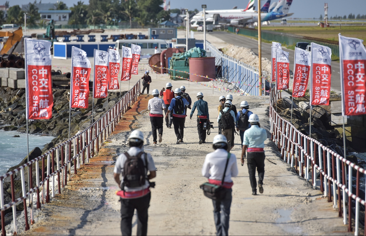 މާލެ: އޮކްޓޯބަރު 3، 2016: މާލެ-ހުޅުލޭ ބްރިޖުގެ މަސައްކަތް ކުރާ ހުޅުލޭ ސައިޓް: ބްރިޖު އަޅާ ޗައިނާގެ ސީސީސީސީ ކުންފުނިން ވަނީ ހުޅުލޭ ކޮޅުން ބްރިޖުގެ މައި ތަނބުގެ ހަތް ހޮޅި ކަނޑު އަޑިއަށް ފައްތާފައި. އޭގެ ތެރެއިން ތިން ހޮޅިއަކަށް ވަނީ ކޮންކްރީޓް ވެސް އަޅާފައި ކަމަށް ހައުސިން މިނިސްޓްރީން ބުނޭ.--- ފޮޓޯ: ނިޝާން އަލީ/މިހާރު