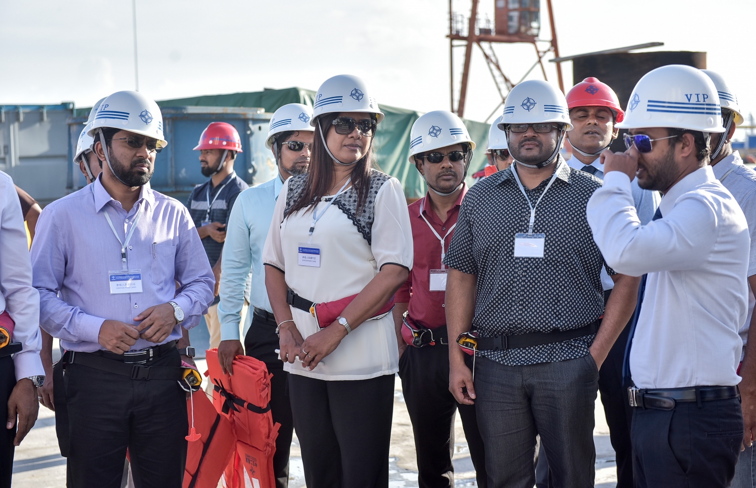 މާލެ: އޮކްޓޯބަރު 3، 2016: މާލެ-ހުޅުލެ ބްރިޖުގެ މަސައްކަތް ކުރިއަށް ގެންދާ ގޮތް ޑެޕިއުޓީ މިނިސްޓަރު އަބްދުﷲ މުއްތަލިބް ބައެއް ވަޒީރުން އަދި ނޫސްވެރިންނާ ހިއްސާ ކުރައްވަނީ: މަސައްކަތް ވަރަށް ބާރު ސްޕީޑުގައި ކުރިއަށް ދާ ކަމަށް އޭނާ ވިދާޅުވި.--- ފޮޓޯ: ނިޝާން އަލީ/މިހާރު