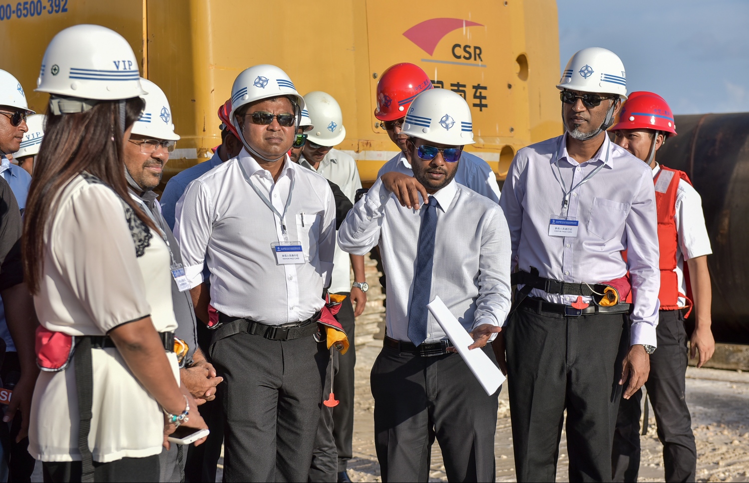 މާލެ: އޮކްޓޯބަރު 3، 2016: މާލެ-ހުޅުލެ ބްރިޖުގެ މަސައްކަތް ކުރިއަށް ގެންދާ ގޮތް ޑެޕިއުޓީ މިނިސްޓަރު އަބްދުﷲ މުއްތަލިބް ބައެއް ވަޒީރުން އަދި ނޫސްވެރިންނާ ހިއްސާ ކުރައްވަނީ: މަސައްކަތް ވަރަށް ބާރު ސްޕީޑުގައި ކުރިއަށް ދާ ކަމަށް އޭނާ ވިދާޅުވި.--- ފޮޓޯ: ނިޝާން އަލީ/މިހާރު