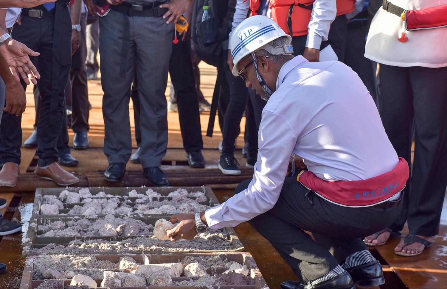 މާލެ: އޮކްޓޯބަރު 3، 2016: މާލެ-ހުޅުލެ ބްރިޖު އެޅުމަށް ބޭނުންކުރާ ގާ/ވެލި، ހައުސިން މިނިސްޓަރު މުއިއްޒު ބައްލަވާލައްވަނީ: ބްރިޖުގެ މަސައްކަތް ހިނގަމުންދާ ގޮތް ވަޒީރުންނަށާއި ނޫސްވެރިންނަށް ވަނީ ދައްކާލާފައި.--- ފޮޓޯ: ނިޝާން އަލީ/މިހާރު