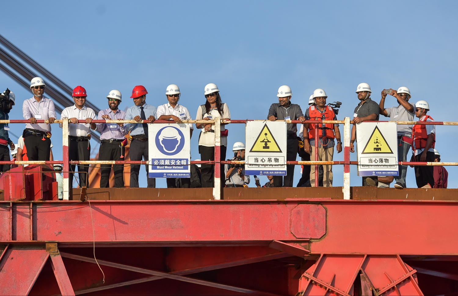 މާލެ: އޮކްޓޯބަރު 3، 2016: މާލެ-ހުޅުލޭ ބްރިޖުގެ މަސައްކަތް ކުރިއަށް ދާ ގޮތް ބައެއް ވަޒީރުން ބައްލަވާލައްވަނީ: ޝެޑިއުލަށް ވުރެ އަވަހަށް މަސައްކަތް ކުރިއަށް ދާތީ، އުފާކުރައްވާ ކަމަށް މިނިސްޓަރުން ވިދާޅުވި.---ފޮޓޯ: ނިޝާން އަލީ/މިހާރު