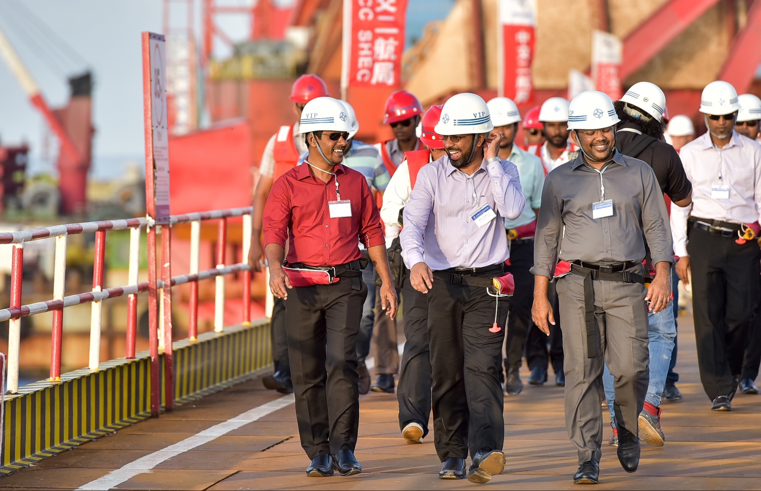 މާލެ: އޮކްޓޯބަރު 3، 2016: މާލެ-ހުޅުލޭ ބްރިޖުގެ މަސައްކަތް ކުރިއަށް ދާ ގޮތް ބައެއް ވަޒީރުން ބައްލަވާލައްވަނީ: ޝެޑިއުލަށް ވުރެ އަވަހަށް މަސައްކަތް ކުރިއަށް ދާތީ، އުފާކުރައްވާ ކަމަށް މިނިސްޓަރުން ވިދާޅުވި.---ފޮޓޯ: ނިޝާން އަލީ/މިހާރު