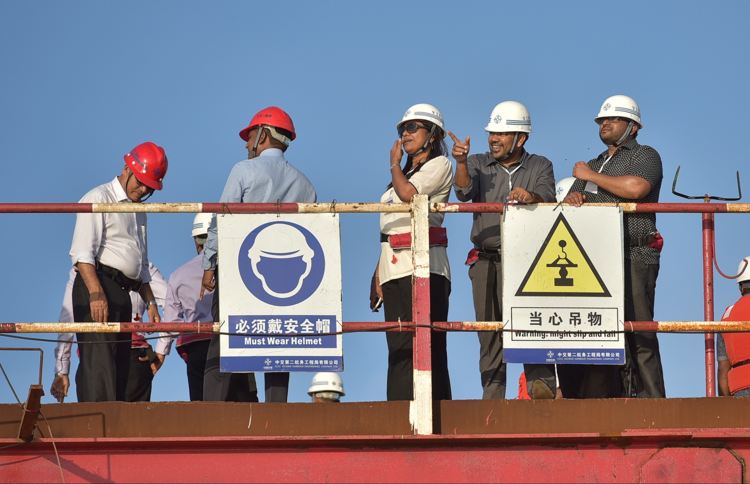 މާލެ: އޮކްޓޯބަރު 3، 2016: މާލެ-ހުޅުލޭ ބްރިޖުގެ މަސައްކަތް ކުރިއަށް ދާ ގޮތް ބައެއް ވަޒީރުން ބައްލަވާލައްވަނީ: ޝެޑިއުލަށް ވުރެ އަވަހަށް މަސައްކަތް ކުރިއަށް ދާތީ، އުފާކުރައްވާ ކަމަށް މިނިސްޓަރުން ވިދާޅުވި.---ފޮޓޯ: ނިޝާން އަލީ/މިހާރު