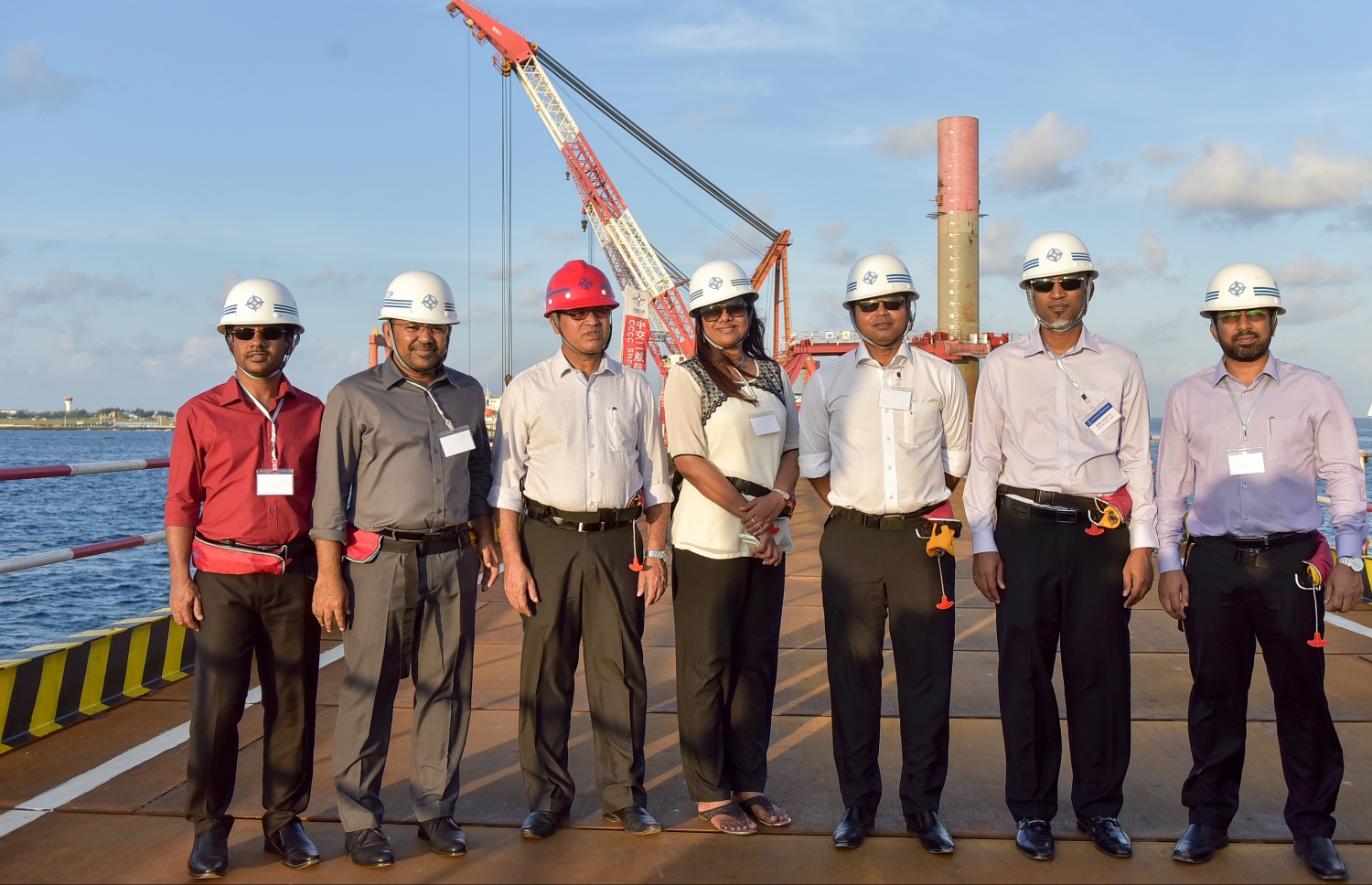 މާލެ: އޮކްޓޯބަރު 3، 2016: މާލެ-ހުޅުލޭ ބްރިޖުގެ މަސައްކަތް ހިނގަމުންދާ ގޮތް ބައެއް ވަޒީރުން ބެއްލެވުމަށް ފަހު، ފޮޓޯއަކަށް ހުއްޓިވަޑައިގެން: ޝެޑިއުލަށް ވުރެ އަވަހަށް މަސައްކަތް ކުރިއަށް ދާތީ، އުފާކުރައްވާ ކަމަށް މިނިސްޓަރުން ވިދާޅުވި.---ފޮޓޯ: ނިޝާން އަލީ/މިހާރު