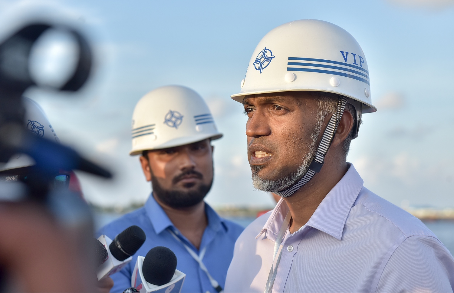 މާލެ: އޮކްޓޯބަރު 3، 2016: މާލެ-ހުޅުލެއާ ދެމެދު އަޅަމުންދާ ބްރިޖުގެ މަސައްކަތްތަކާ ގުޅޭ ގޮތުން ހައުސިން މިނިސްޓަރު މުހައްމަދު މުއިއްޒު ނޫސްވެރިންނާ ވާހަކަ ދައްކަވަނީ: މިނިސްޓަރު ވިދާޅުވީ މަސައްކަތް ކުރިއަށް ގެންދާ ގޮތާ މެދު ސަރުކާރުން ވަރަށް ހިތްހަމަޖެހޭ ކަމަށް. އަދި ޖުލައި 26، 2018 ގެ ކުރިން މަސައްކަތް ނިންމާލެވޭނެ ކަމުގެ ޔަގީންކަން ބޮޑު ކަމަށް ވިދާޅުވި.---ފޮޓޯ: ނިޝާން އަލީ/މިހާރު