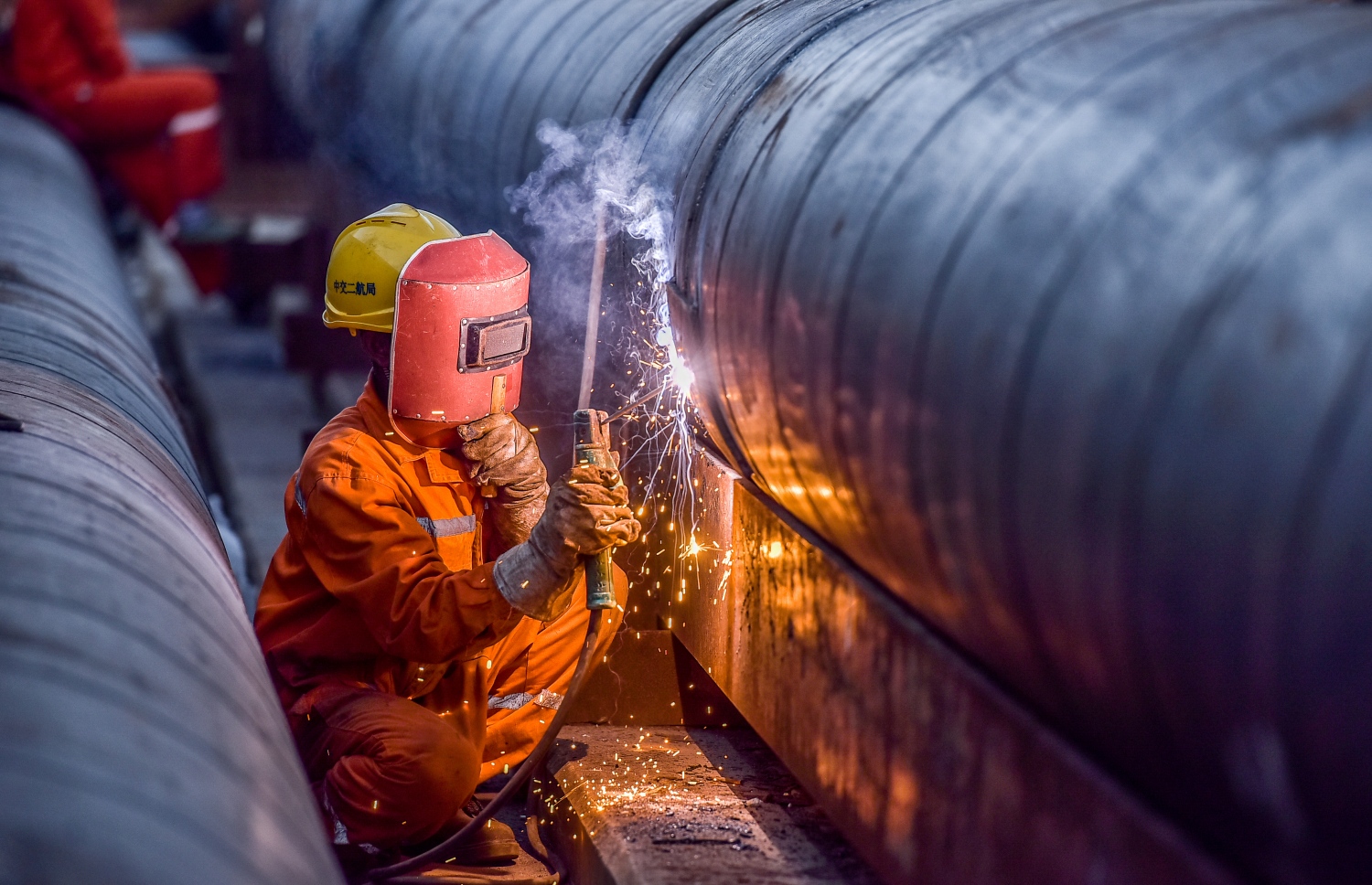 މާލެ: އޮކްޓޯބަރު 3، 2016: މާލެ-ހުޅުލެއާ ދެމެދު އަޅަމުންދާ ބްރިޖުގެ ސައިޓުގައި މީހަކު މަސައްކަތެއް ކުރަނީ: ބްރިޖުގެ ޖުމްލަ ހަތް ތަނބުގައި އިންނަ 35 ހޮޅީގެ ތެރެއިން 13 ހޮޅި މިހާރު ވަނީ ޖަހައި ނިންމާފައި ކަމަށް ހައުސިން މިނިސްޓްރީން ބުނޭ.--ފޮޓޯ: ނިޝާން އަލީ/މިހާރު