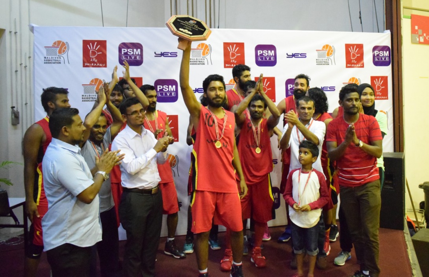 ޓީރެކްސްގެ ކުޅުންތެރިން ލީގުގެ ޓްރޮފީ އުފުލާލަނީ. --ފޮޓޯ: އެމްބީއޭ