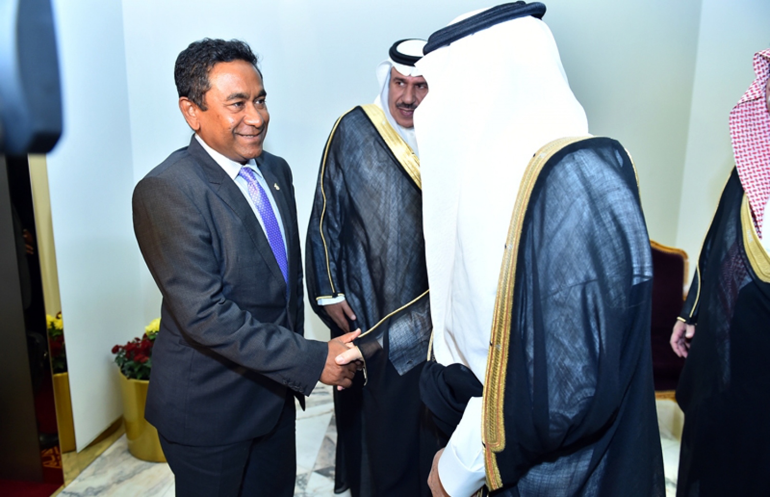 ރިޔާޟް، ސައުދީ އަރަބިއްޔާ: އޮކްޓޯބަރު 3، 2016: ރައީސް އަބްދުﷲ ޔާމީން ސައޫދީއަށް ވަޑައިގަތުމުން މަރުހަބާ ދަންނަވަނީ: ރައީސްގެ ދަތުރުފުޅުގައި ސައޫދީ ރަސްގެފާނާއި އެ ގައުމުގެ ސީނިއާ މިނިސްޓަރުންނާ ބައްދަލުކުރައްވާނެ ކަމަށް ސަރުކާރުން ބުނޭ.---ފޮޓޯ: ރައީސް އޮފީސް