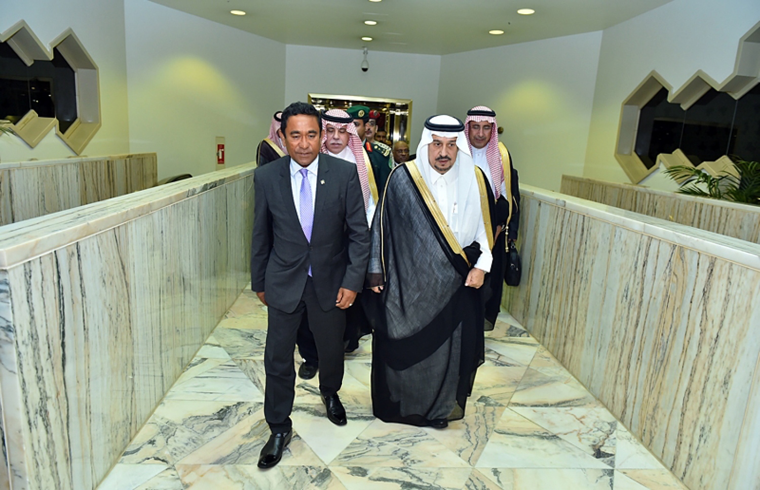 ރިޔާޟް، ސައުދީ އަރަބިއްޔާ: އޮކްޓޯބަރު 3، 2016: ރައީސް އަބްދުﷲ ޔާމީން ސައޫދީއަށް ވަޑައިގަތުމުން މަރުހަބާ ދަންނަވަނީ: ރައީސްގެ ދަތުރުފުޅުގައި ސައޫދީ ރަސްގެފާނާއި އެ ގައުމުގެ ސީނިއާ މިނިސްޓަރުންނާ ބައްދަލުކުރައްވާނެ ކަމަށް ސަރުކާރުން ބުނޭ.---ފޮޓޯ: ރައީސް އޮފީސް