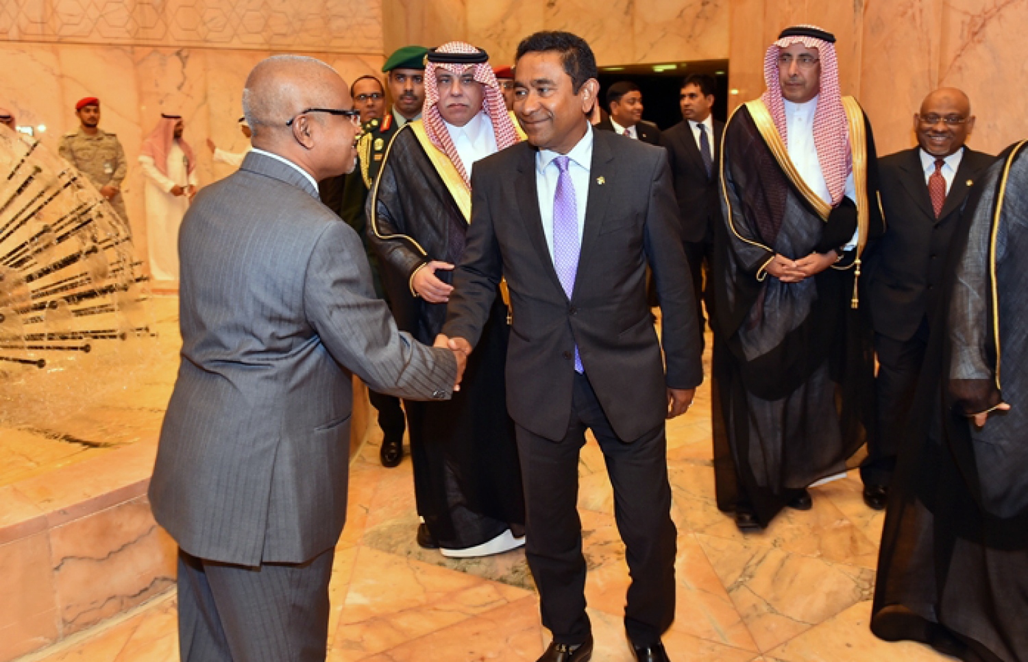 ރިޔާޟް، ސައުދީ އަރަބިއްޔާ: އޮކްޓޯބަރު 3، 2016: ރައީސް އަބްދުﷲ ޔާމީން ސައޫދީއަށް ވަޑައިގަތުމުން މަރުހަބާ ދަންނަވަނީ: ރައީސްގެ ދަތުރުފުޅުގައި ސައޫދީ ރަސްގެފާނާއި އެ ގައުމުގެ ސީނިއާ މިނިސްޓަރުންނާ ބައްދަލުކުރައްވާނެ ކަމަށް ސަރުކާރުން ބުނޭ.---ފޮޓޯ: ރައީސް އޮފީސް