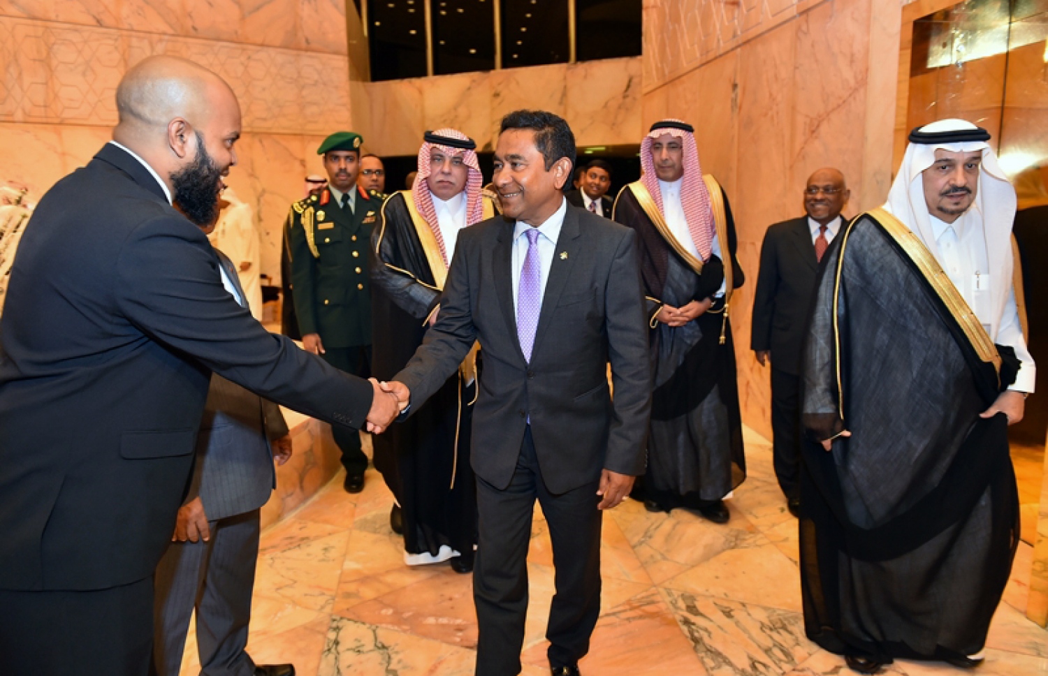 ރިޔާޟް، ސައުދީ އަރަބިއްޔާ: އޮކްޓޯބަރު 3، 2016: ރައީސް އަބްދުﷲ ޔާމީން ސައޫދީއަށް ވަޑައިގަތުމުން މަރުހަބާ ދަންނަވަނީ: ރައީސްގެ ދަތުރުފުޅުގައި ސައޫދީ ރަސްގެފާނާއި އެ ގައުމުގެ ސީނިއާ މިނިސްޓަރުންނާ ބައްދަލުކުރައްވާނެ ކަމަށް ސަރުކާރުން ބުނޭ.---ފޮޓޯ: ރައީސް އޮފީސް