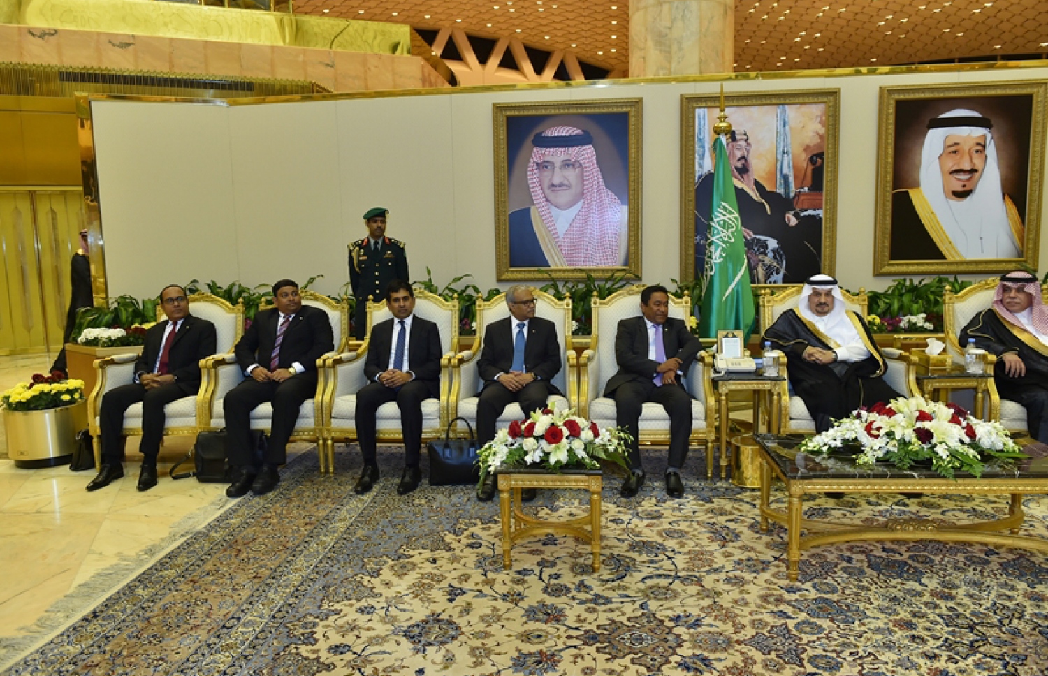 ރިޔާޟް، ސައުދީ އަރަބިއްޔާ: އޮކްޓޯބަރު 3، 2016: ރައީސް އަބްދުﷲ ޔާމީން ސައޫދީއަށް ވަޑައިގަތުމުން، ރިޔާޟްގެ ޕްރޮވިންސް ގަވަރުނަރު ޕްރިންސް ފައިސަލް ބިން ބަންދަ ބިން އަބްދުލްއަޒީޒް މަރުހަބާ ދަންނަވަނީ: ރައީސްގެ ދަތުރުފުޅުގައި ސައޫދީ ރަސްގެފާނާއި އެ ގައުމުގެ ސީނިއާ މިނިސްޓަރުންނާ ބައްދަލުކުރައްވާނެ ކަމަށް ސަރުކާރުން ބުނޭ.---ފޮޓޯ: ރައީސް އޮފީސް