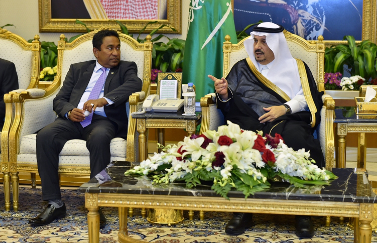 ރިޔާޟް، ސައުދީ އަރަބިއްޔާ: އޮކްޓޯބަރު 3، 2016: ރައީސް އަބްދުﷲ ޔާމީން ސައޫދީއަށް ވަޑައިގަތުމުން، ރިޔާޟްގެ ޕްރޮވިންސް ގަވަރުނަރު ޕްރިންސް ފައިސަލް ބިން ބަންދަ ބިން އަބްދުލްއަޒީޒް މަރުހަބާ ދަންނަވަނީ: ރައީސްގެ ދަތުރުފުޅުގައި ސައޫދީ ރަސްގެފާނާއި އެ ގައުމުގެ ސީނިއާ މިނިސްޓަރުންނާ ބައްދަލުކުރައްވާނެ ކަމަށް ސަރުކާރުން ބުނޭ.---ފޮޓޯ: ރައީސް އޮފީސް