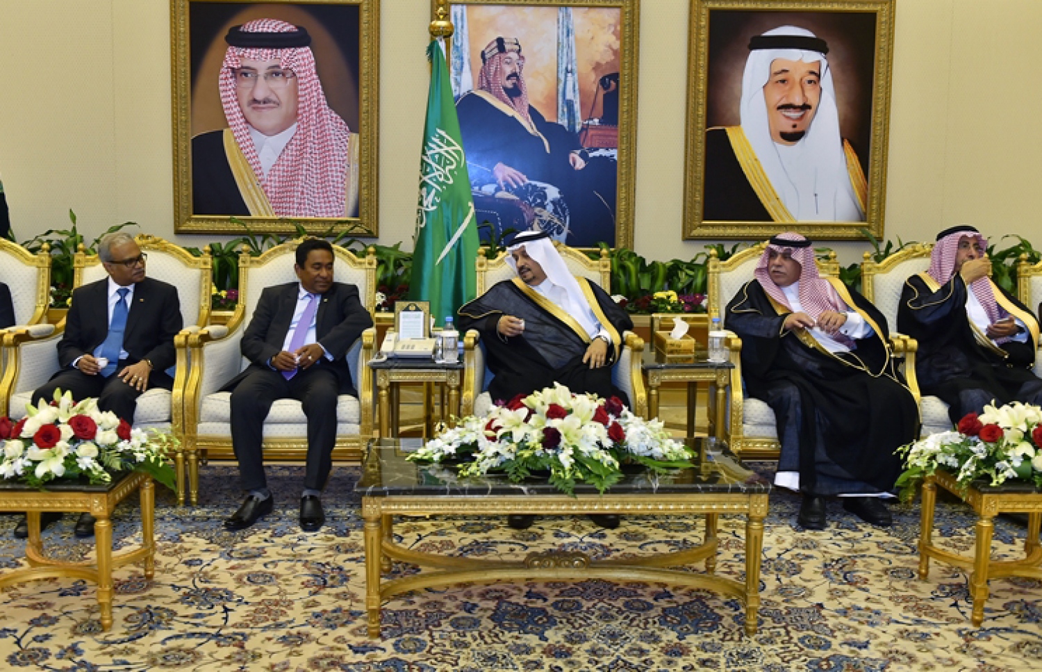 ރިޔާޟް، ސައުދީ އަރަބިއްޔާ: އޮކްޓޯބަރު 3، 2016: ރައީސް އަބްދުﷲ ޔާމީން ސައޫދީއަށް ވަޑައިގަތުމުން، ރިޔާޟްގެ ޕްރޮވިންސް ގަވަރުނަރު ޕްރިންސް ފައިސަލް ބިން ބަންދަ ބިން އަބްދުލްއަޒީޒް މަރުހަބާ ދަންނަވަނީ: ރައީސްގެ ދަތުރުފުޅުގައި ސައޫދީ ރަސްގެފާނާއި އެ ގައުމުގެ ސީނިއާ މިނިސްޓަރުންނާ ބައްދަލުކުރައްވާނެ ކަމަށް ސަރުކާރުން ބުނޭ.---ފޮޓޯ: ރައީސް އޮފީސް