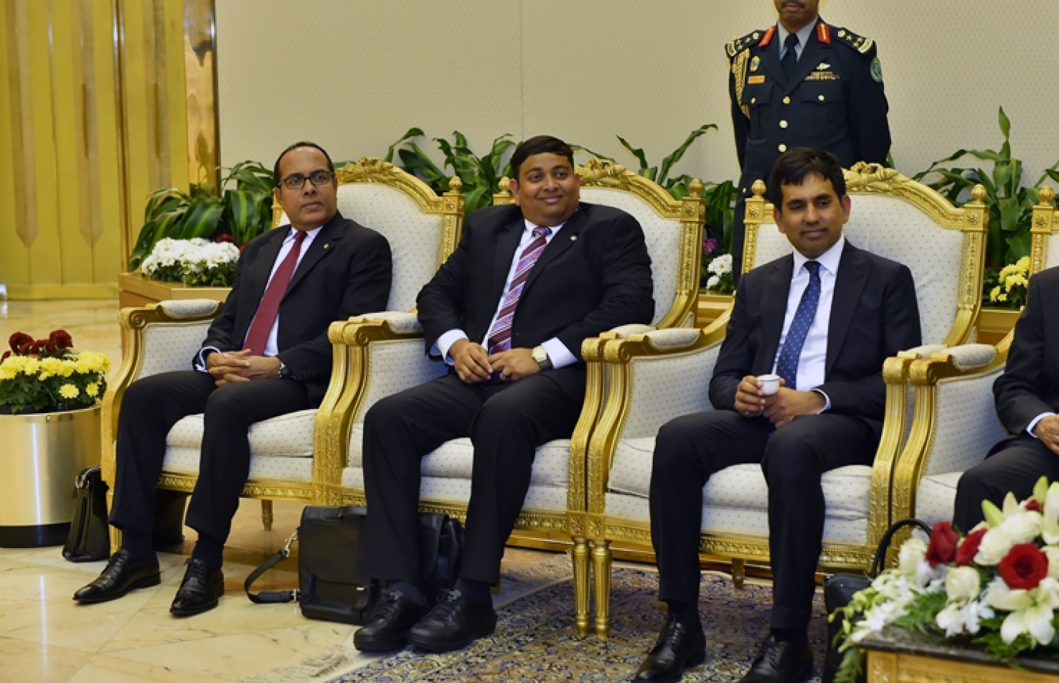 ސައުދީ އަރަބިއްޔާ: އޮކްޓޯބަރު 3، 2016: ރައީސް އަބްދުﷲ ޔާމީން ސައޫދީ އަރަބިއްޔާއަށް ކުރައްވާ ދަތުރުފުޅުގައި ބައިވެރިވެރި ކުރެއްވި ވަފުދުގައި ހިމެނިވަޑައިގަންނަވާ ބައެއް ބޭފުޅުން (ކ-ވ) އިކޮނޮމިކް މިނިސްޓަރު މުހައްމަދު ސައީދު، ފިޝަރީޒް މިނިސްޓަރު މުހައްމަދު ޝައިނީ އަދި ރައީސް އޮފީހުގެ ފޮރިން ރިލޭޝަންސްއާ ބެހޭ ބައިގެ އިސްވެރިޔާ، ސްޓޭޓް މިނިސްޓަރު މުހައްމަދު ނަސީރު: ރައީސްގެ ދަތުރުފުޅުގައި ސައޫދީ ރަސްގެފާނާއި އެ ގައުމުގެ ސީނިއާ މިނިސްޓަރުންނާ ބައްދަލުކުރައްވާނެ ކަމަށް ސަރުކާރުން ބުނޭ.---ފޮޓޯ: ރައީސް އޮފީސް