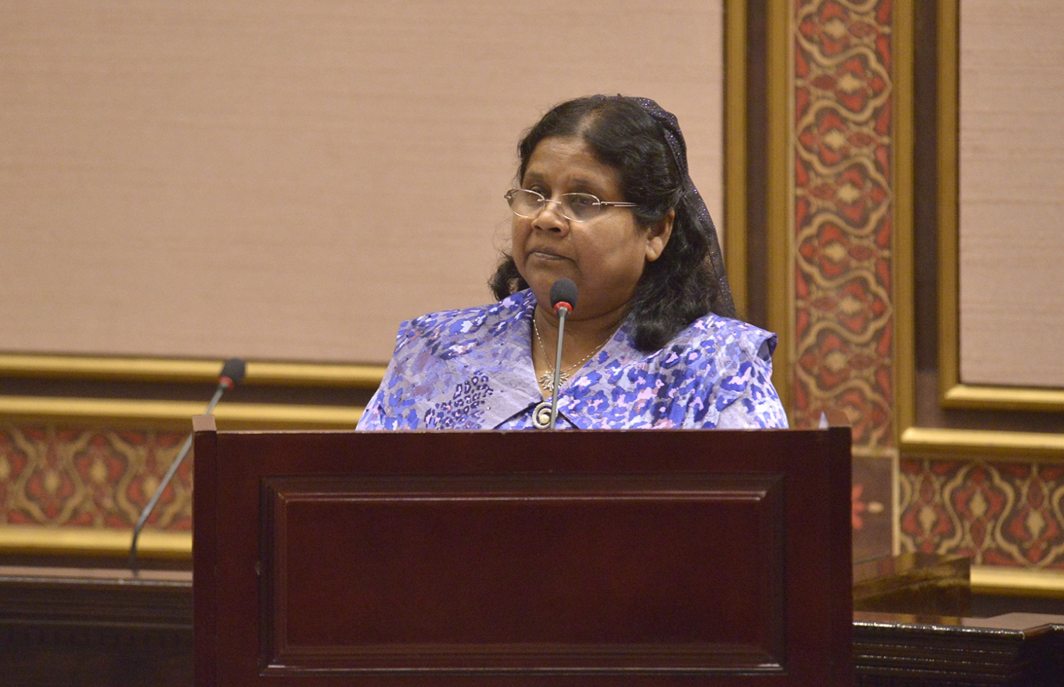 މާފަންނު މެދު ދާއިރާގެ މެމްބަރު އަސްމާ ރަޝީދު: ކާޑުގެ އަގުބޮޑުވުމާ ގުޅިގެން އެންމެ ބޮޑަށް ހިތްހަމަނުޖެހުން ފާޅުކުރައްވާ އެއް މެމްބަރަކީ އަސްމާ - ފޮޓޯ: މަޖިލިސް