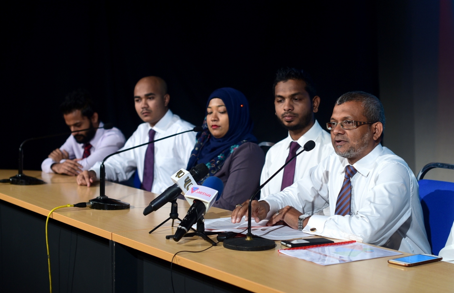 ޝަހީބު މިއަދު ނޫސްވެރިންނާ ވާހަކަ ދައްކަވަނީ -- ފޮޓޯ: ހުސެން ޝަޔާހު/ މިހާރު