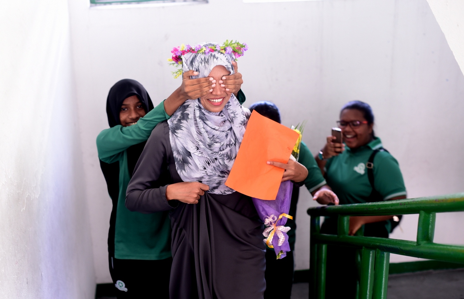 މާލެ: އޮކްޓޯބަރު 4، 2016: ޓީޗަރުންގެ ދުވަސް ފާހަގަ ކުރުމުގެ ގޮތުން އަމީނިއްޔާ ސްކޫލުގައި ދަރިވަރުންތަކެއް ޓީޗަރަކަށް ސަޕްރައިޒެއް ދެނީ: ގިނަ ސްކޫލުތަކުގައި މި ދުވަސް ފާހަގަކުރާނީ، ޓީޗަރުންގެ ދުވަސް ކަމަށްވާ އޮކްޓޯބަރު 5 ގައި،--- ފޮޓޯ: ހުސެން ޝަޔާހު/މިހާރު