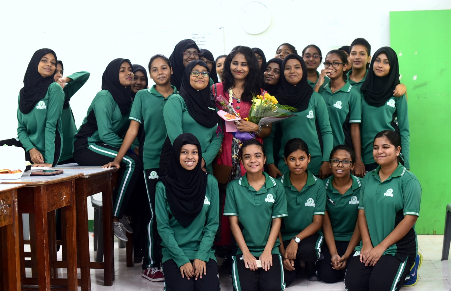 މާލެ: އޮކްޓޯބަރު 4، 2016: ޓީޗަރުންގެ ދުވަސް ފާހަގަ ކުރުމުގެ ގޮތުން އަމީނިއްޔާ ސްކޫލުގައި ދަރިވަރުންތަކެއް ޓީޗަރާއެކު ފޮޓޯއަކަށް ހުއްޓިލައިގެން-- ފޮޓޯ: ހުސެން ޝަޔާހު/މިހާރު