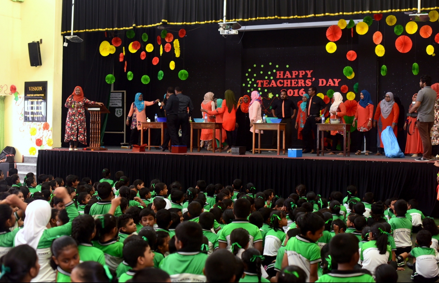 މާލެ: އޮކްޓޯބަރު 4، 2016: ޓީޗަރުންގެ ދުވަސް ފާހަގަ ކުރުމުގެ ގޮތުން ކަލާފާނު ސްކޫލުގައި ބޭއްވި ހާއްސަ އެސެމްބްލީގައި ދަރިވަރުން ބައިވެރިވަނީ-- ފޮޓޯ: ހުސެން ޝަޔާހު/މިހާރު