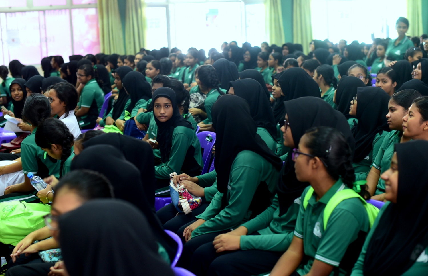 މާލެ: އޮކްޓޯބަރު 4، 2016: ޓީޗަރުންގެ ދުވަސް ފާހަގަ ކުރުމުގެ ގޮތުން އަމީނިއްޔާ ސްކޫލުގައި ބޭއްވި ހާއްސަ އެސެމްބްލީގައި ދަރިވަރުން ބައިވެރިވަނީ-- ފޮޓޯ: ހުސެން ޝަޔާހު/މިހާރު