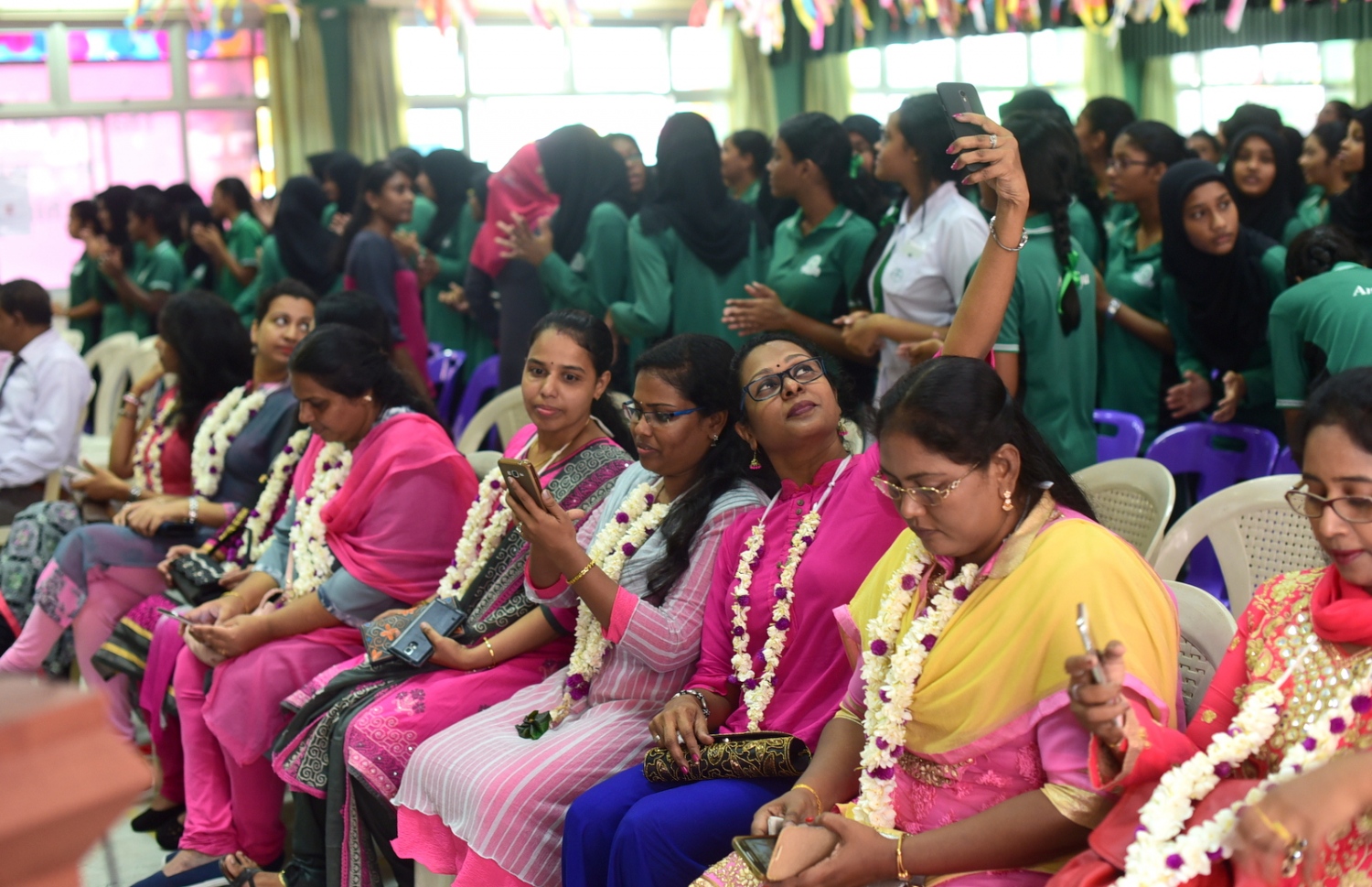 މާލެ: އޮކްޓޯބަރު 4، 2016: ޓީޗަރުންގެ ދުވަސް ފާހަގަ ކުރުމުގެ ގޮތުން އަމީނިއްޔާ ސްކޫލުގައި ބޭއްވި ހާއްސަ އެސެމްބްލީގައި ދަރިވަރުންނާއި ޓީޗަރުން ބައިވެރިވަނީ-- ފޮޓޯ: ހުސެން ޝަޔާހު/މިހާރު