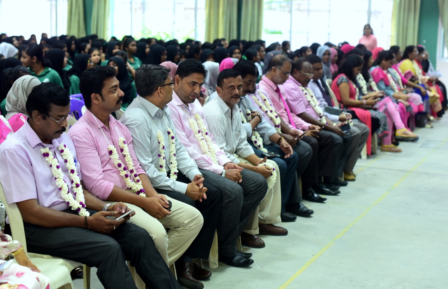 މާލެ: އޮކްޓޯބަރު 4، 2016: ޓީޗަރުންގެ ދުވަސް ފާހަގަ ކުރުމުގެ ގޮތުން އަމީނިއްޔާ ސްކޫލުގައި ބޭއްވި ހާއްސަ އެސެމްބްލީގައި ދަރިވަރުންނާއި ޓީޗަރުން ބައިވެރިވަނީ-- ފޮޓޯ: ހުސެން ޝަޔާހު/މިހާރު