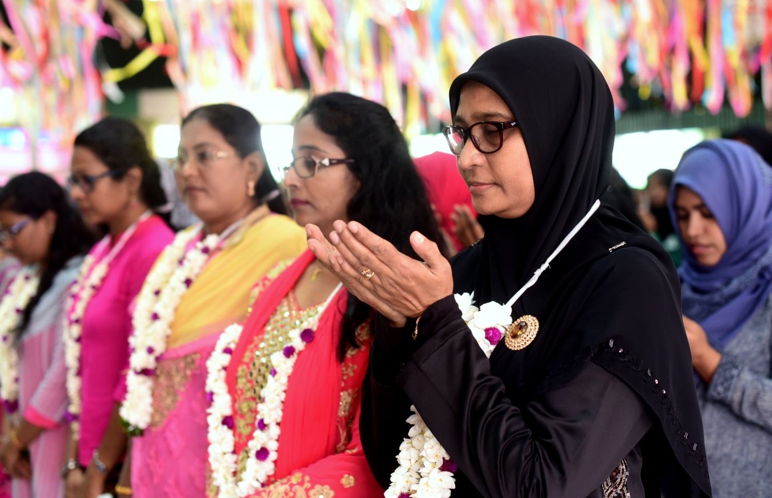 މާލެ: އޮކްޓޯބަރު 4، 2016: ޓީޗަރުންގެ ދުވަސް ފާހަގަ ކުރުމުގެ ގޮތުން އަމީނިއްޔާ ސްކޫލުގައި ބޭއްވި ހާއްސަ އެސެމްބްލީގައި ޓީޗަރުން ބައިވެރިވަނީ-- ފޮޓޯ: ހުސެން ޝަޔާހު/މިހާރު