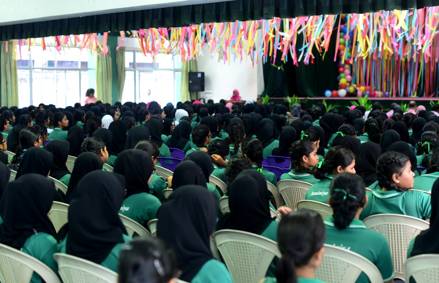 މާލެ: އޮކްޓޯބަރު 4، 2016: ޓީޗަރުންގެ ދުވަސް ފާހަގަ ކުރުމުގެ ގޮތުން އަމީނިއްޔާ ސްކޫލުގައި ބޭއްވި ހާއްސަ އެސެމްބްލީގައި ދަރިވަރުން ބައިވެރިވަނީ-- ފޮޓޯ: ހުސެން ޝަޔާހު/މިހާރު