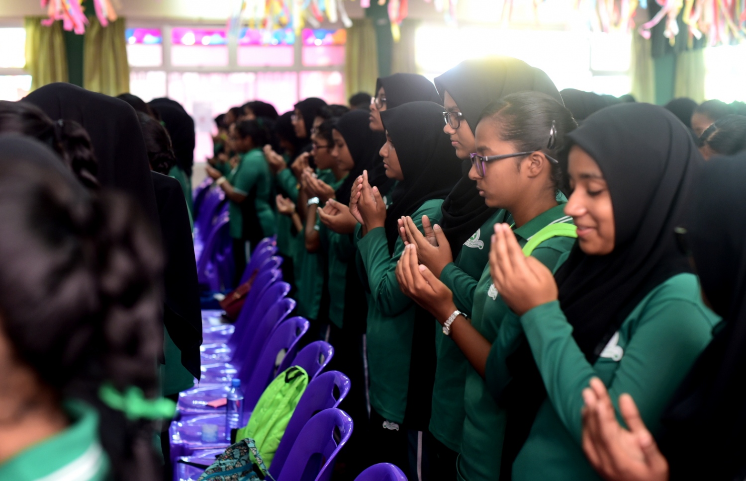 މާލެ: އޮކްޓޯބަރު 4، 2016- ޓީޗަރުންގެ ދުވަސް ފާހަގަކުރުމުގެ ގޮތުން، އަމީނިއްޔާ ސްކޫލުގައި ބޭއްވި އެސެމްބްލީގައި ދަރިވަރުން ބައިވެރިވަނީ: ޓީޗަރުންގެ ދުވަހަކީ އޮކްޓޯބަރު 5 ކަމަށް ވިޔަސް ދެ ދުވަސް ކުރިން ފެށިގެން ސްކޫލުތަކުގައި އަންނަނީ މި ދުވަސް ފާހަގަކުރަމުން.---ފޮޓޯ: ހުސެއިން ޝަޔާހް/މިހާރު