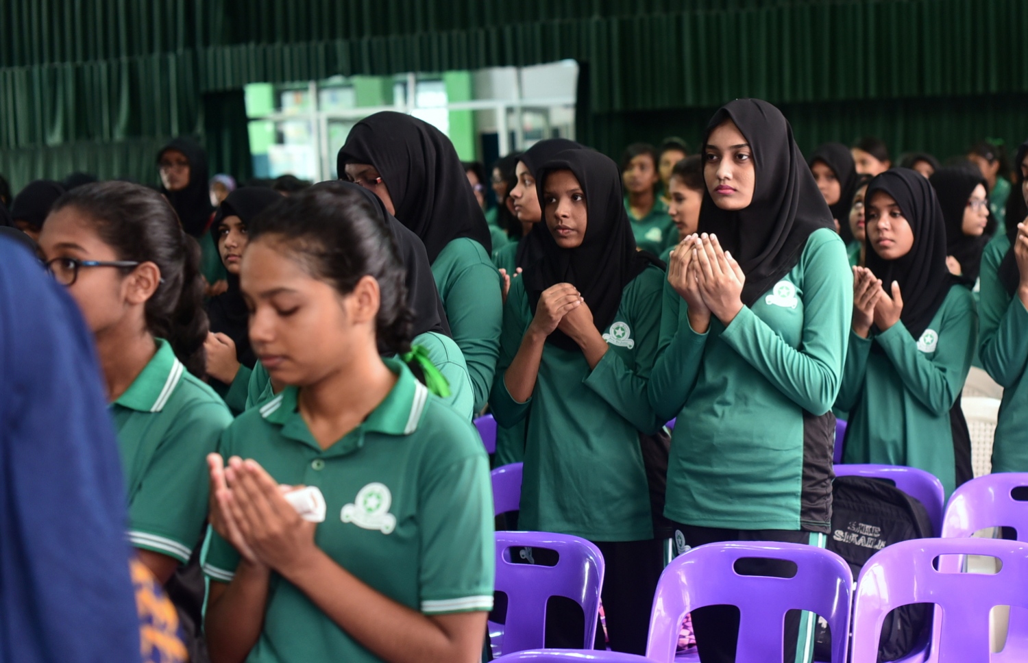 މާލެ: އޮކްޓޯބަރު 4، 2016- ޓީޗަރުންގެ ދުވަސް ފާހަގަކުރުމުގެ ގޮތުން، އަމީނިއްޔާ ސްކޫލުގައި ބޭއްވި އެސެމްބްލީގައި ދަރިވަރުން ބައިވެރިވަނީ: ޓީޗަރުންގެ ދުވަހަކީ އޮކްޓޯބަރު 5 ކަމަށް ވިޔަސް ދެ ދުވަސް ކުރިން ފެށިގެން ސްކޫލުތަކުގައި އަންނަނީ މި ދުވަސް ފާހަގަކުރަމުން.---ފޮޓޯ: ހުސެއިން ޝަޔާހް/މިހާރު