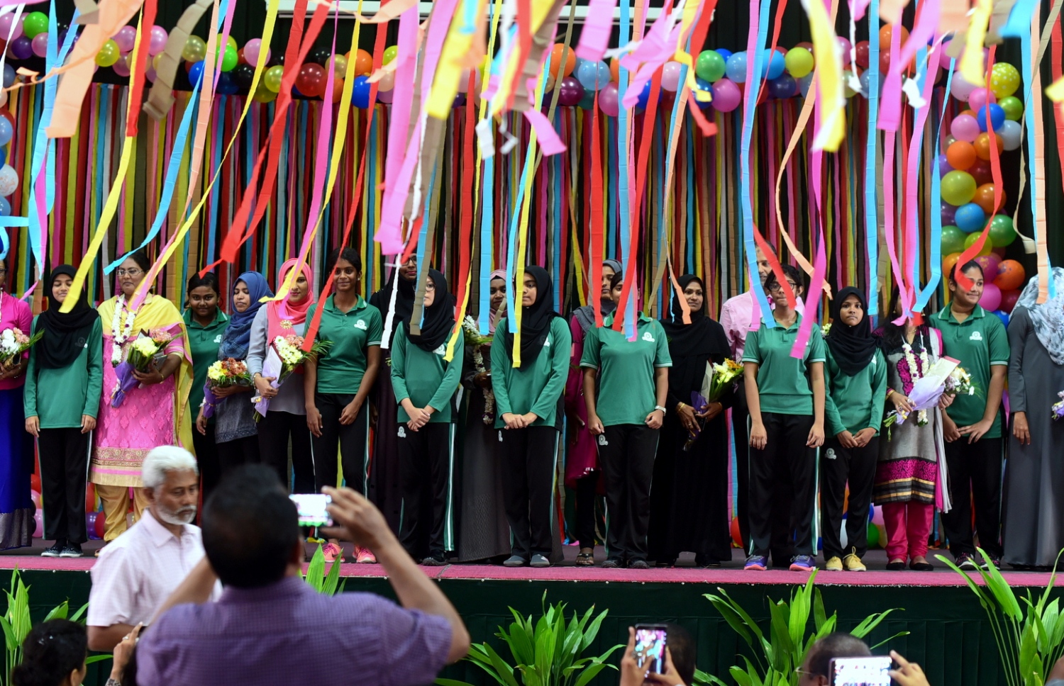 މާލެ: އޮކްޓޯބަރު 4، 2016- ޓީޗަރުންގެ ދުވަސް ފާހަގަކުރުމުގެ ގޮތުން، އަމީނިއްޔާ ސްކޫލުގެ ބައެއް ޓީޗަރުންނާއި ދަރިވަރުންތަކެއް ފޮޓޯއަަކަށް ހުއްޓިލައިގެން: ޓީޗަރުންގެ ދުވަހަކީ އޮކްޓޯބަރު 5 ކަމަށް ވިޔަސް ދެ ދުވަސް ކުރިން ފެށިގެން ސްކޫލުތަކުގައި އަންނަނީ މި ދުވަސް ފާހަގަކުރަމުން.---ފޮޓޯ: ހުސެއިން ޝަޔާހް/މިހާރު