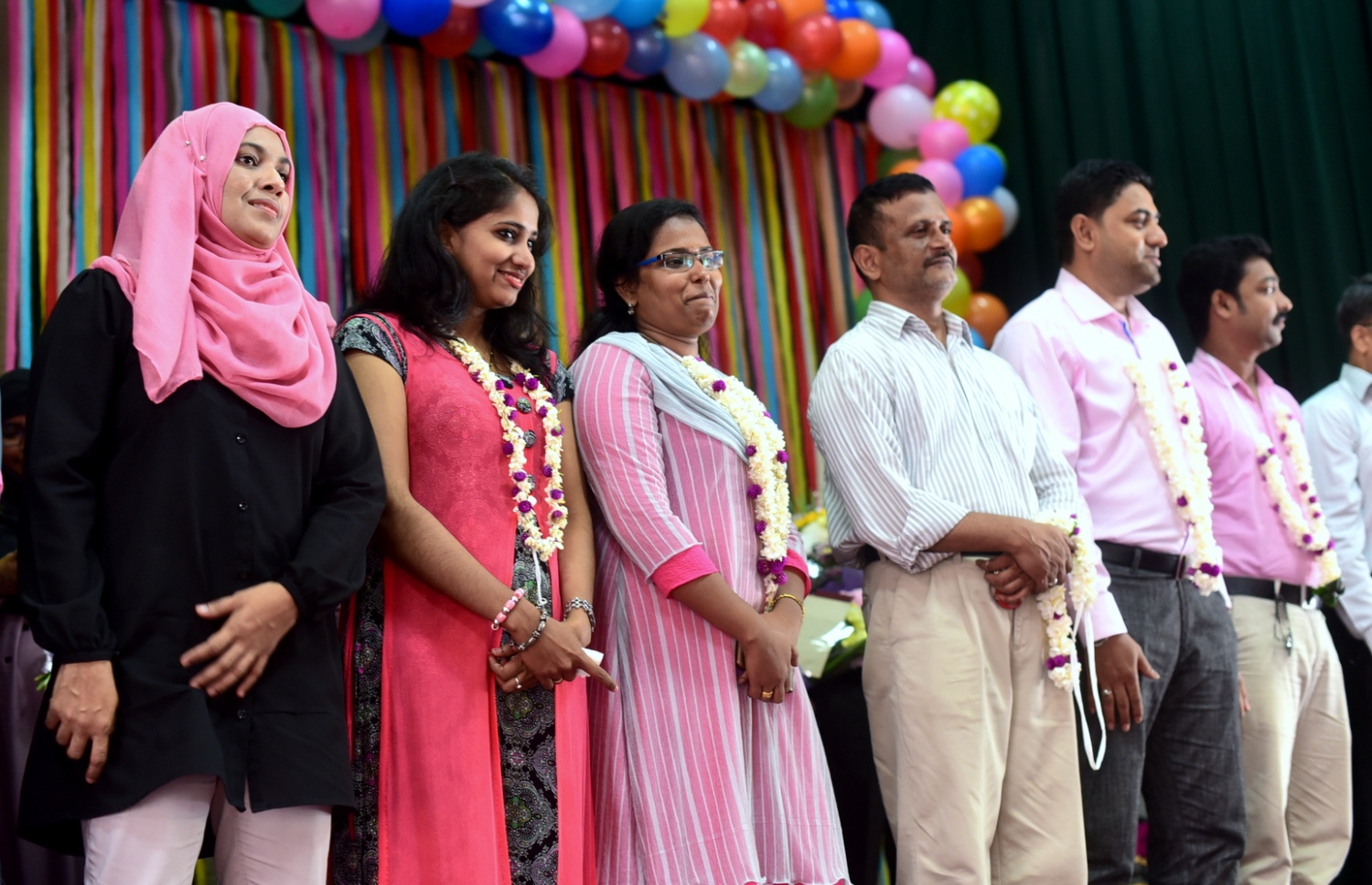 މާލެ: އޮކްޓޯބަރު 4، 2016- ޓީޗަރުންގެ ދުވަސް ފާހަގަކުރުމުގެ ގޮތުން، އަމީނިއްޔާ ސްކޫލުގެ ޓީޗަރުންތަކެއް ފޮޓޯއަަކަށް ހުއްޓިލައިގެން: ޓީޗަރުންގެ ދުވަހަކީ އޮކްޓޯބަރު 5 ކަމަށް ވިޔަސް ދެ ދުވަސް ކުރިން ފެށިގެން ސްކޫލުތަކުގައި އަންނަނީ މި ދުވަސް ފާހަގަކުރަމުން.---ފޮޓޯ: ހުސެއިން ޝަޔާހް/މިހާރު