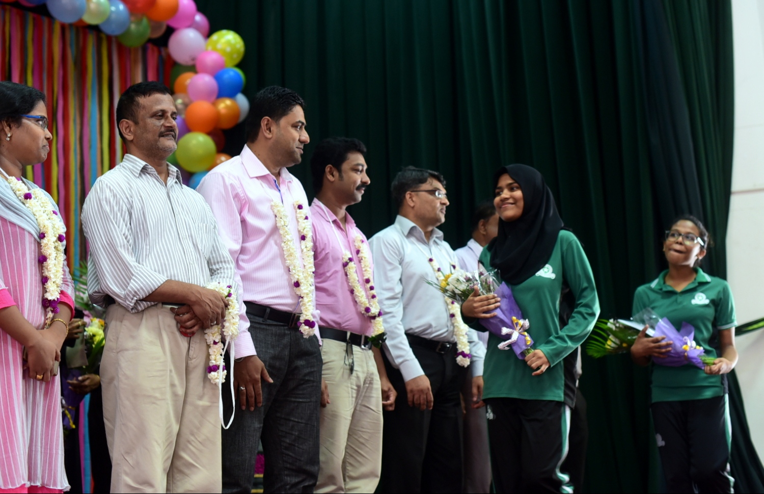 މާލެ: އޮކްޓޯބަރު 4، 2016- ޓީޗަރުންގެ ދުވަސް ފާހަގަކުރުމުގެ ގޮތުން، އަމީނިއްޔާ ސްކޫލުގެ ޓީޗަރުންނަށް، ދަރިވަރުންތަކެއް މާބޮނޑިއެއް ދެނީ: ޓީޗަރުންގެ ދުވަހަކީ އޮކްޓޯބަރު 5 ކަމަށް ވިޔަސް ދެ ދުވަސް ކުރިން ފެށިގެން ސްކޫލުތަކުގައި އަންނަނީ މި ދުވަސް ފާހަގަކުރަމުން.---ފޮޓޯ: ހުސެއިން ޝަޔާހް/މިހާރު