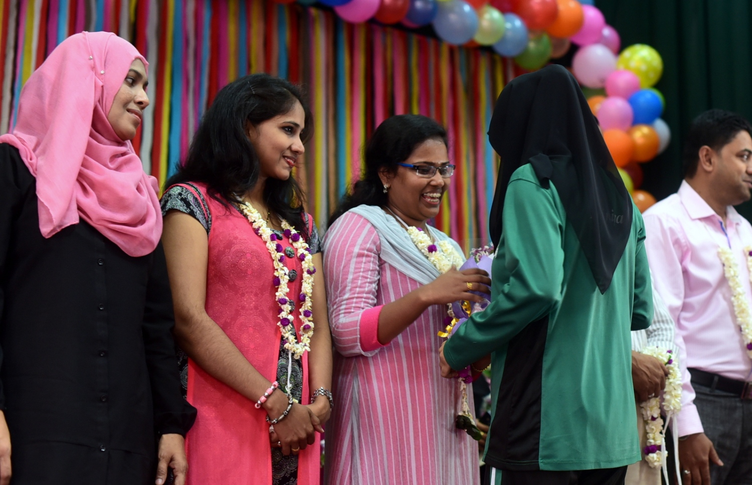 މާލެ: އޮކްޓޯބަރު 4، 2016- ޓީޗަރުންގެ ދުވަސް ފާހަގަކުރުމުގެ ގޮތުން، އަމީނިއްޔާ ސްކޫލުގެ ޓީޗަރުންތަކަކަށް، ދަރިވަރުން މާބޮނޑި ދެނީ: ޓީޗަރުންގެ ދުވަހަކީ އޮކްޓޯބަރު 5 ކަމަށް ވިޔަސް ދެ ދުވަސް ކުރިން ފެށިގެން ސްކޫލުތަކުގައި އަންނަނީ މި ދުވަސް ފާހަގަކުރަމުން.---ފޮޓޯ: ހުސެއިން ޝަޔާހް/މިހާރު