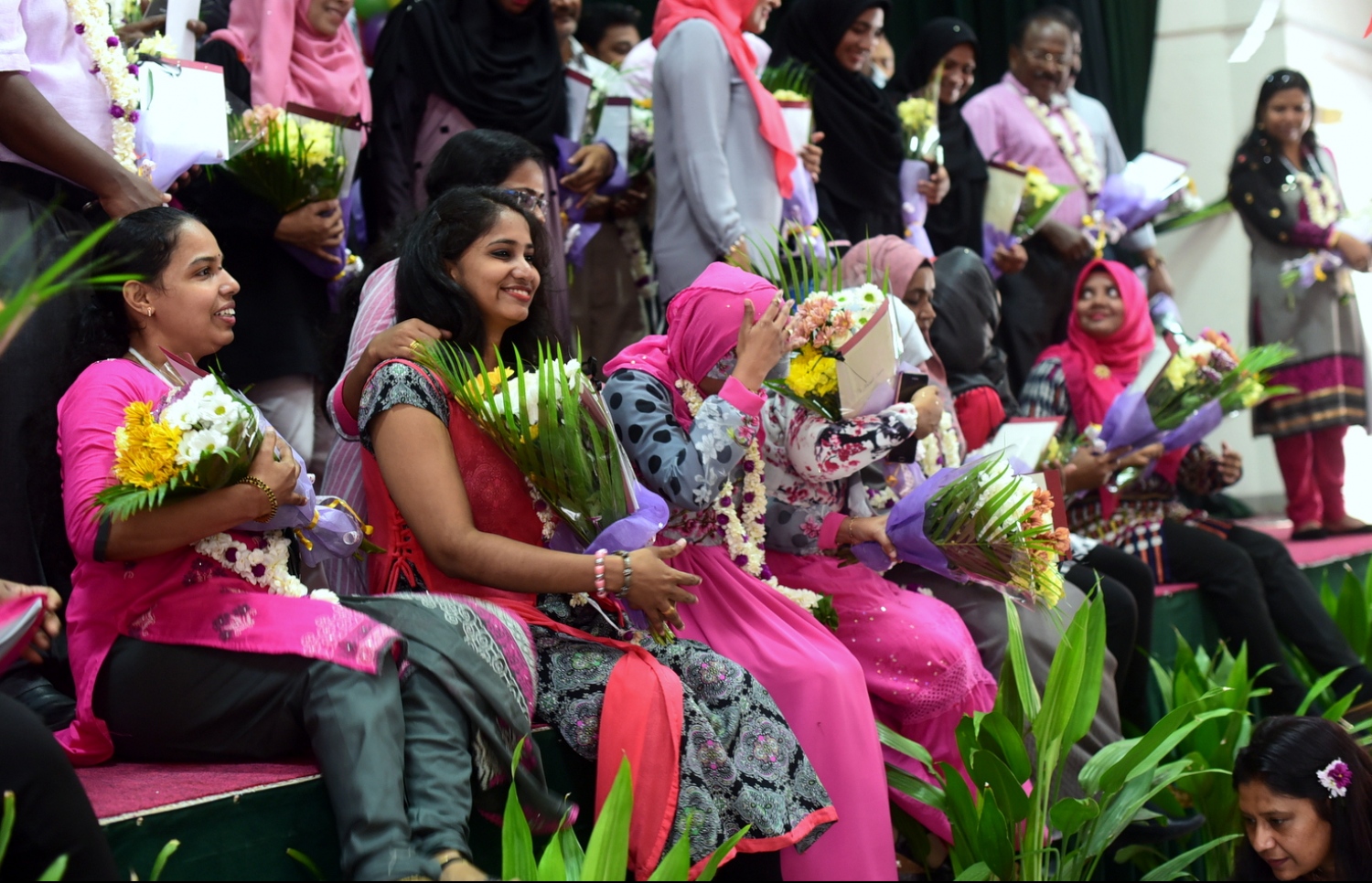 މާލެ: އޮކްޓޯބަރު 4، 2016- ޓީޗަރުންގެ ދުވަސް ފާހަގަކުރުމުގެ ގޮތުން، އަމީނިއްޔާ ސްކޫލުގެ ޓީޗަރުންތަކެއް ފޮޓޯއަަކަށް ހުއްޓިލައިގެން: ޓީޗަރުންގެ ދުވަހަކީ އޮކްޓޯބަރު 5 ކަމަށް ވިޔަސް ދެ ދުވަސް ކުރިން ފެށިގެން ސްކޫލުތަކުގައި އަންނަނީ މި ދުވަސް ފާހަގަކުރަމުން.---ފޮޓޯ: ހުސެއިން ޝަޔާހް/މިހާރު