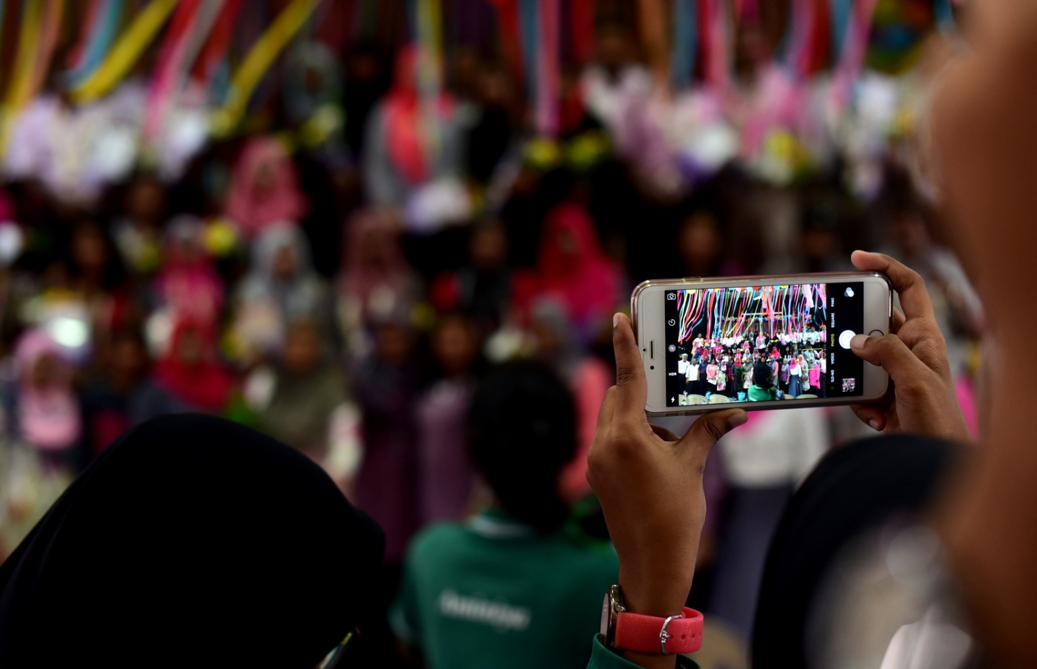 މާލެ: އޮކްޓޯބަރު 4، 2016- ޓީޗަރުންގެ ދުވަސް ފާހަގަކުރުމުގެ ގޮތުން، އަމީނިއްޔާ ސްކޫލުގެ ޓީޗަރުންތަކެއް ފޮޓޯއަކަށް ހުއްޓިލައިގެން ތިބިއިރު، އެ ޓީޗަރުންގެ ފޮޓޯއެއް ކުއްޖަކު މޮބައިލް ފޯނަކުން ނަގަނީ: ޓީޗަރުންގެ ދުވަހަކީ އޮކްޓޯބަރު 5 ކަމަށް ވިޔަސް ދެ ދުވަސް ކުރިން ފެށިގެން ސްކޫލުތަކުގައި އަންނަނީ މި ދުވަސް ފާހަގަކުރަމުން.---ފޮޓޯ: ހުސެއިން ޝަޔާހް/މިހާރު