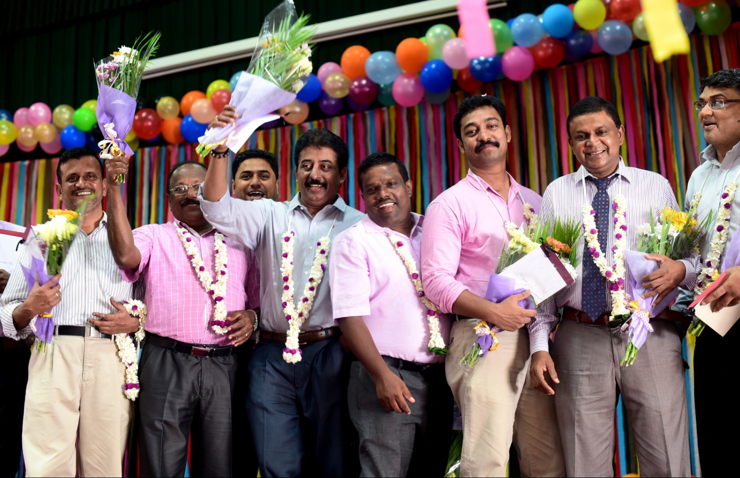 މާލެ: އޮކްޓޯބަރު 4، 2016- ޓީޗަރުންގެ ދުވަސް ފާހަގަކުރުމުގެ ގޮތުން، އަމީނިއްޔާ ސްކޫލުގެ ޓީޗަރުންތަކެއް ފޮޓޯއަކަށް ހުއްޓިލައިގެން: ޓީޗަރުންގެ ދުވަހަކީ އޮކްޓޯބަރު 5 ކަމަށް ވިޔަސް ދެ ދުވަސް ކުރިން ފެށިގެން ސްކޫލުތަކުގައި އަންނަނީ މި ދުވަސް ފާހަގަކުރަމުން.---ފޮޓޯ: ހުސެއިން ޝަޔާހް/މިހާރު